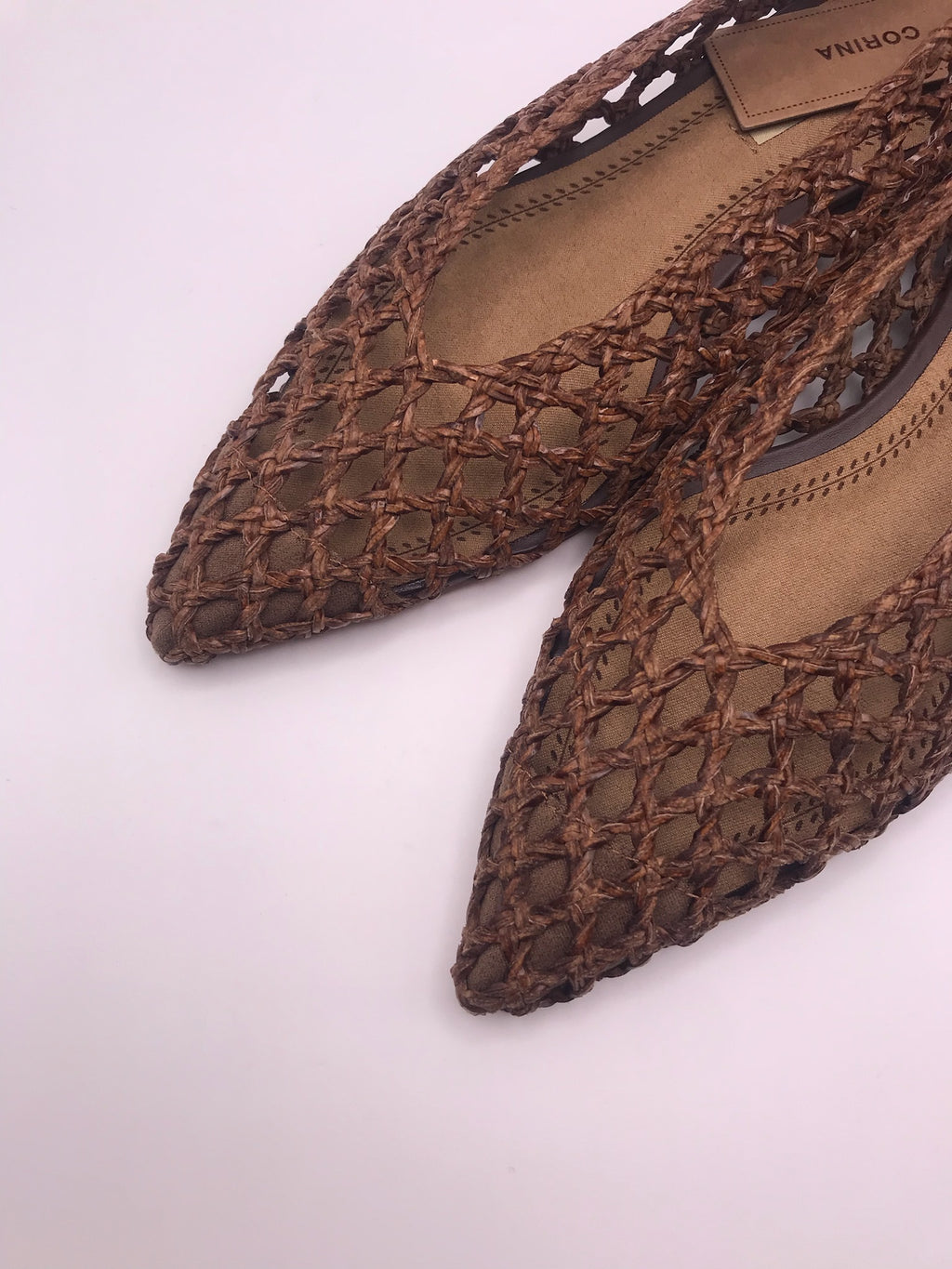 Sabrinas de senhora Corina em ráfia entrançada castanha, sapatos rasos pontiagudos estilo boho, sapatilhas de verão respiráveis e confortáveis, moda artesanal casual.