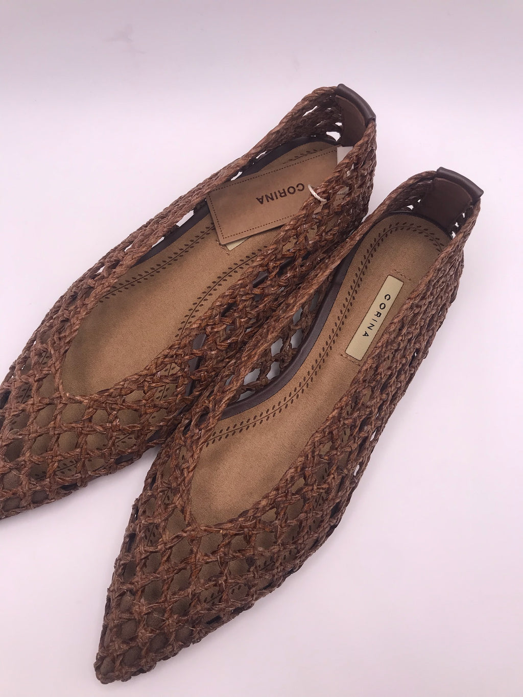 Sabrinas de senhora Corina em ráfia entrançada castanha, sapatos rasos pontiagudos estilo boho, sapatilhas de verão respiráveis e confortáveis, moda artesanal casual.