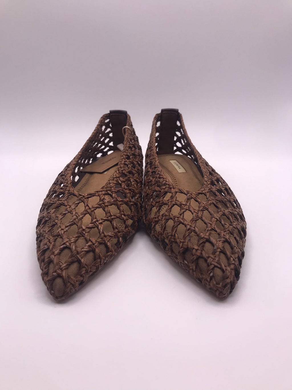 Sabrinas de senhora Corina em ráfia entrançada castanha, sapatos rasos pontiagudos estilo boho, sapatilhas de verão respiráveis e confortáveis, moda artesanal casual.