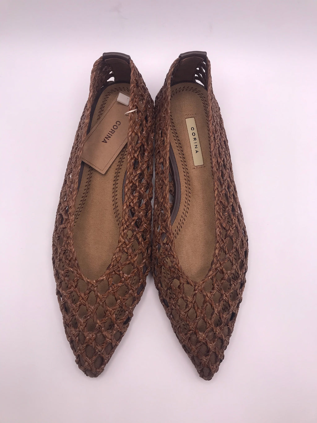 Sabrinas de senhora Corina em ráfia entrançada castanha, sapatos rasos pontiagudos estilo boho, sapatilhas de verão respiráveis e confortáveis, moda artesanal casual.