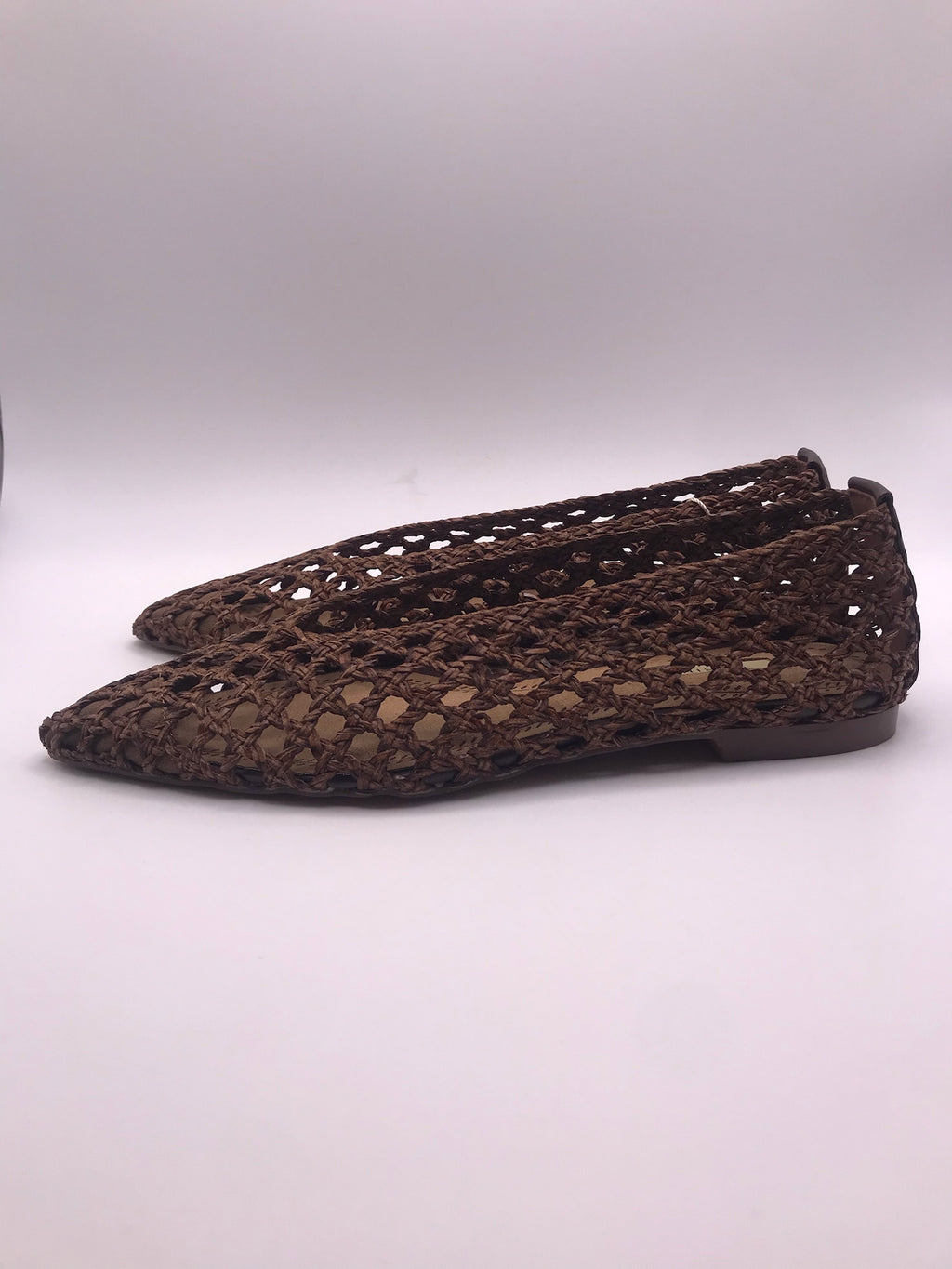 Sabrinas de senhora Corina em ráfia entrançada castanha, sapatos rasos pontiagudos estilo boho, sapatilhas de verão respiráveis e confortáveis, moda artesanal casual.