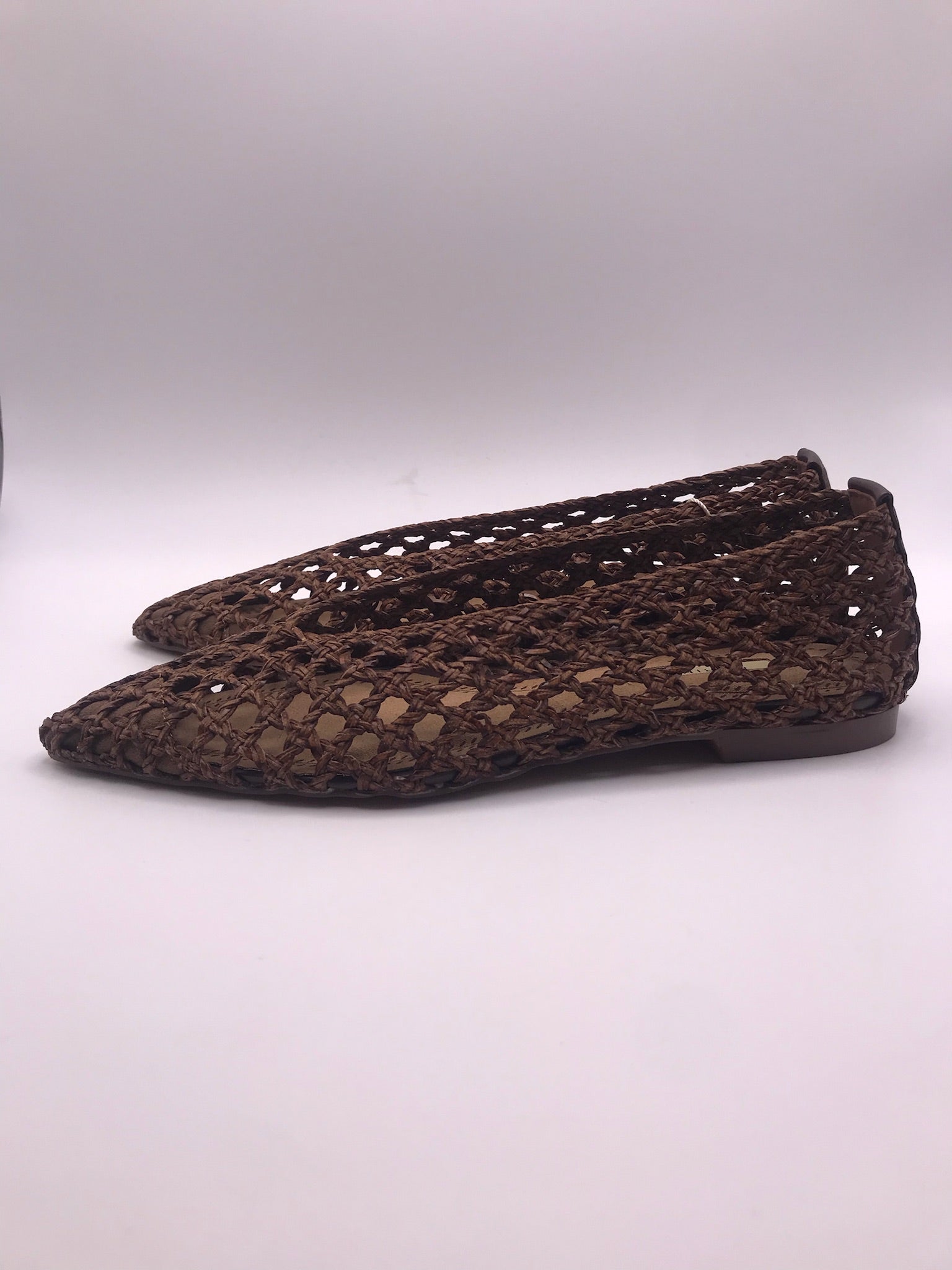 Sabrinas de senhora Corina em ráfia entrançada castanha, sapatos rasos pontiagudos estilo boho, sapatilhas de verão respiráveis e confortáveis, moda artesanal casual.