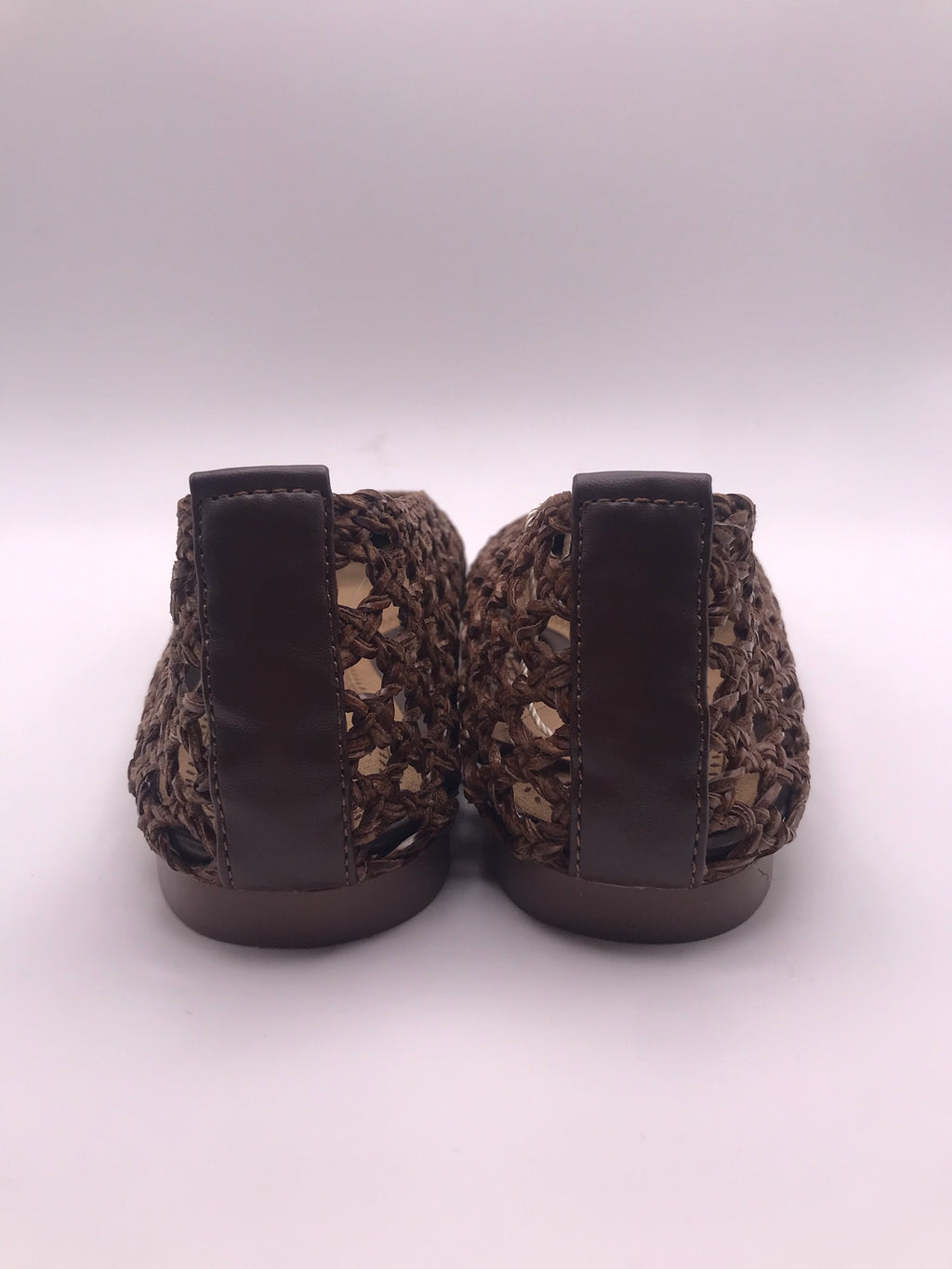 Sabrinas de senhora Corina em ráfia entrançada castanha, sapatos rasos pontiagudos estilo boho, sapatilhas de verão respiráveis e confortáveis, moda artesanal casual.