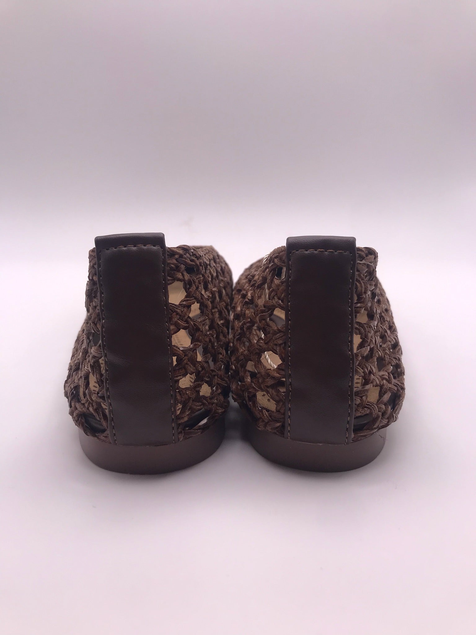 Sabrinas de senhora Corina em ráfia entrançada castanha, sapatos rasos pontiagudos estilo boho, sapatilhas de verão respiráveis e confortáveis, moda artesanal casual.