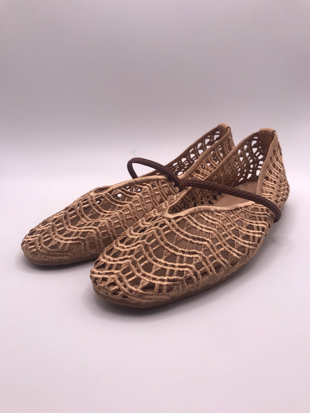Sapatilhas de senhora em crochê camel Ideal Shoes, sabrinas rasas confortáveis com tira, sapatos casuais de verão respiráveis, novos e elegantes.