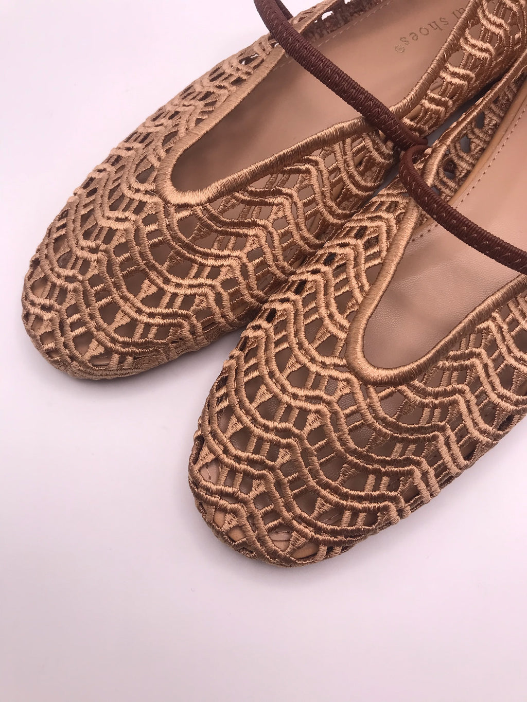 Sapatilhas de senhora em crochê camel Ideal Shoes, sabrinas rasas confortáveis com tira, sapatos casuais de verão respiráveis, novos e elegantes.