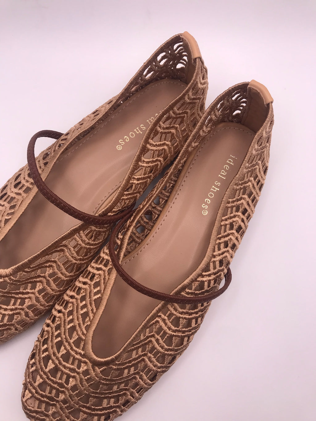 Sapatilhas de senhora em crochê camel Ideal Shoes, sabrinas rasas confortáveis com tira, sapatos casuais de verão respiráveis, novos e elegantes.