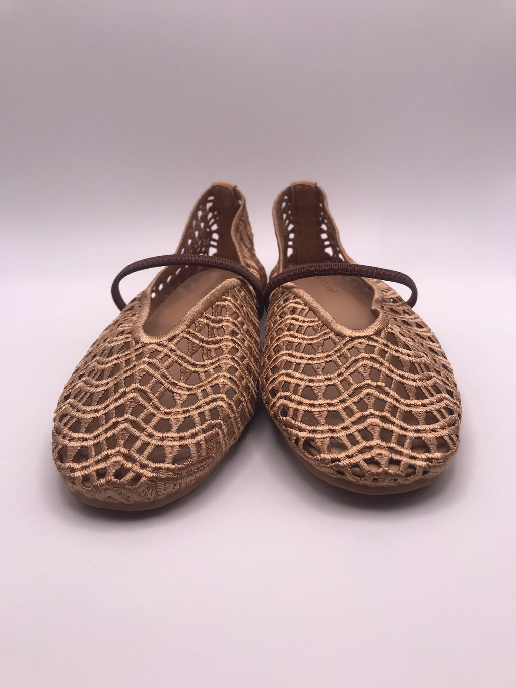 Sapatilhas de senhora em crochê camel Ideal Shoes, sabrinas rasas confortáveis com tira, sapatos casuais de verão respiráveis, novos e elegantes.