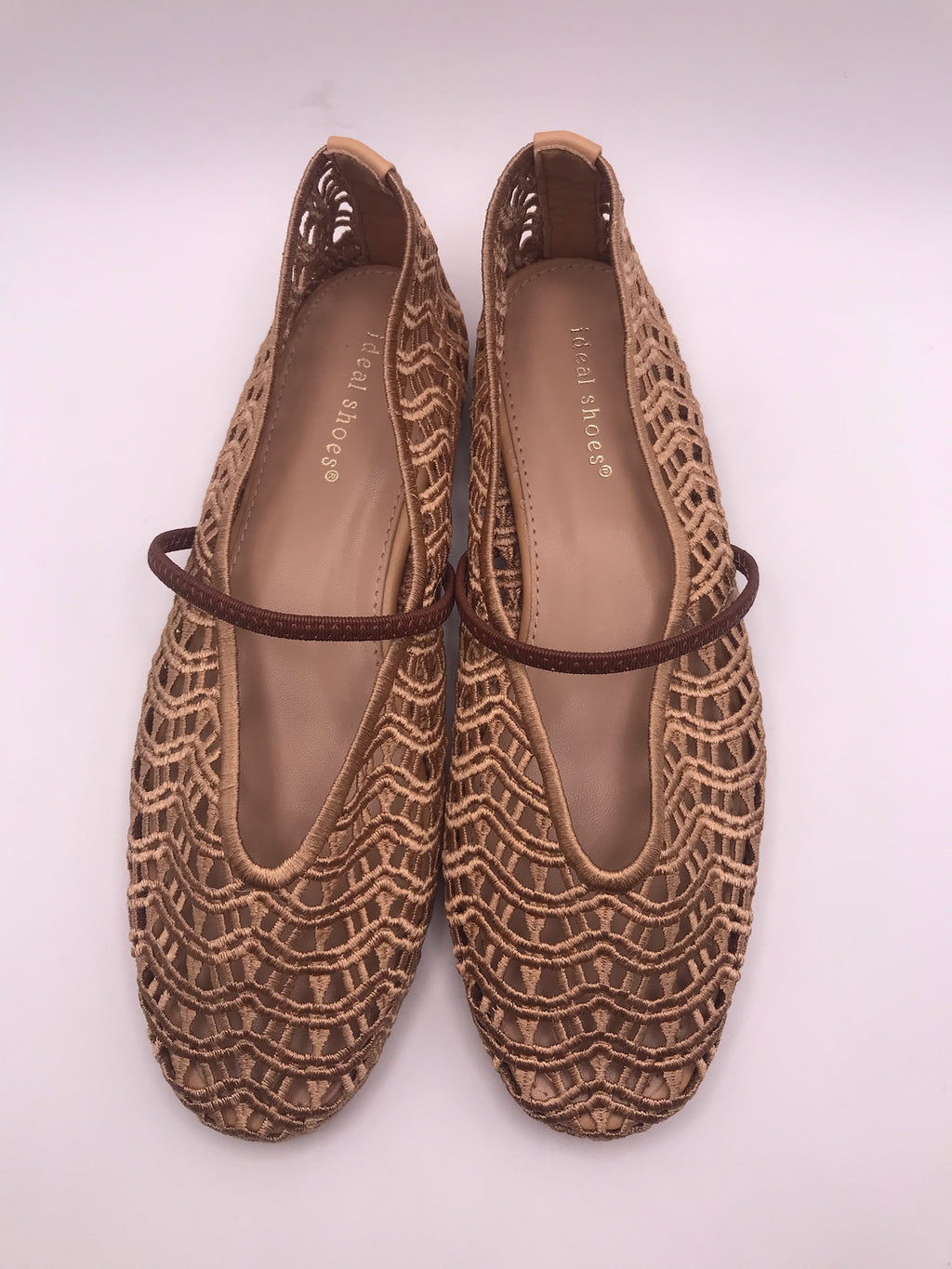 Sapatilhas de senhora em crochê camel Ideal Shoes, sabrinas rasas confortáveis com tira, sapatos casuais de verão respiráveis, novos e elegantes.