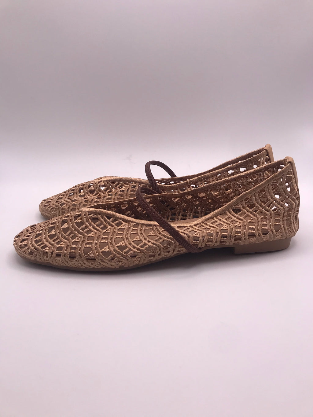 Sapatilhas de senhora em crochê camel Ideal Shoes, sabrinas rasas confortáveis com tira, sapatos casuais de verão respiráveis, novos e elegantes.