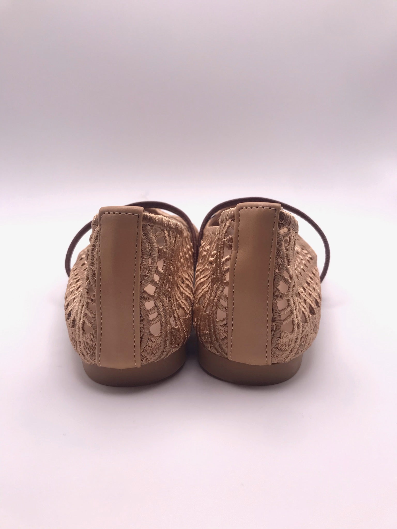Sapatilhas de senhora em crochê camel Ideal Shoes, sabrinas rasas confortáveis com tira, sapatos casuais de verão respiráveis, novos e elegantes.