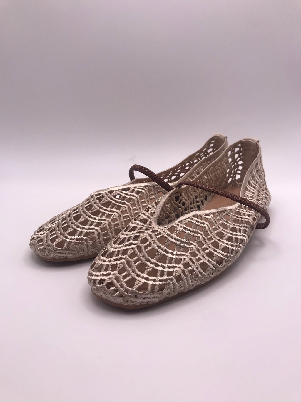 Sapatilhas de senhora em crochê bege Ideal Shoes, sabrinas rasas confortáveis com tira, sapatos casuais de verão respiráveis, novos e elegantes.