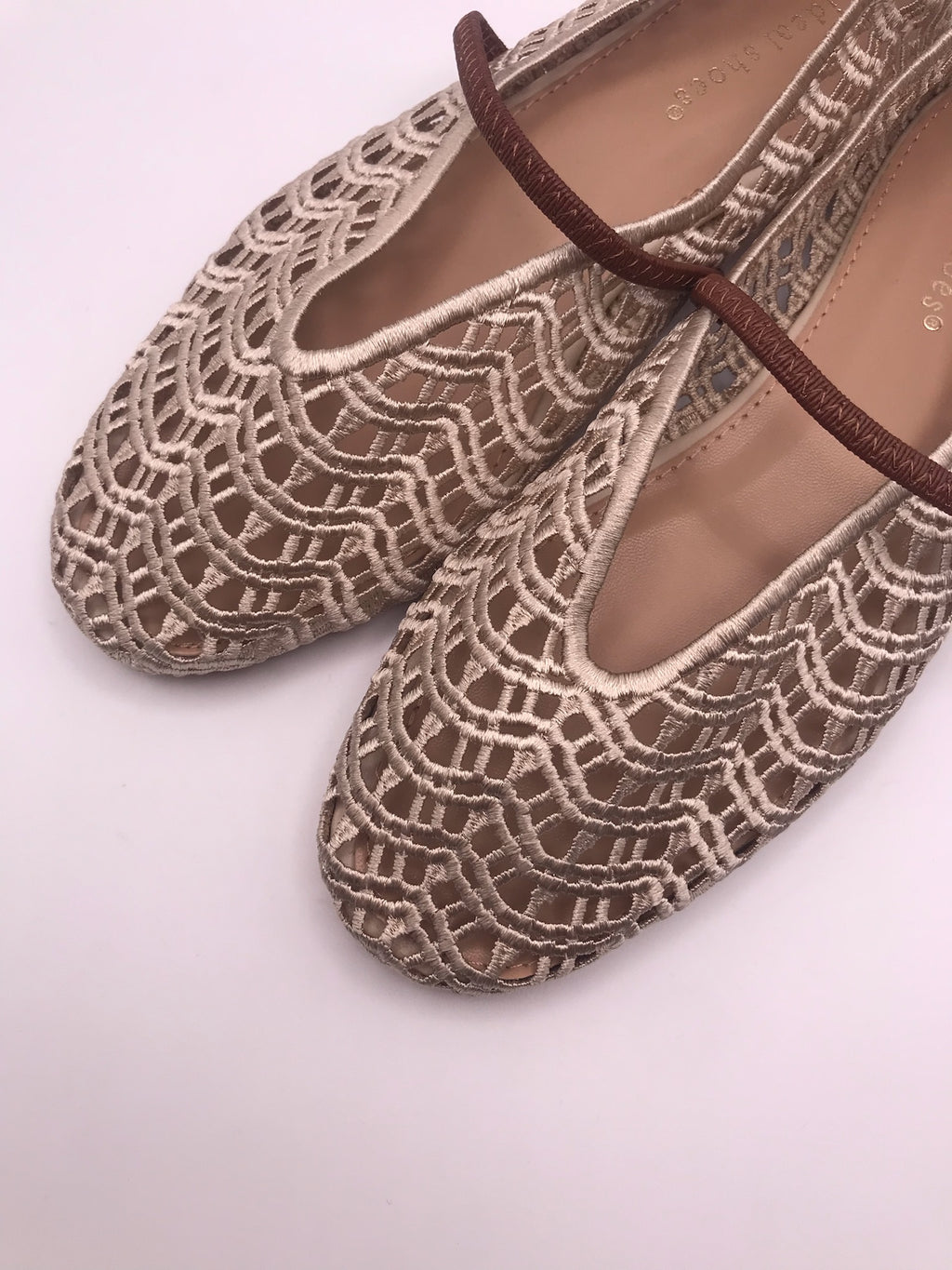 Sapatilhas de senhora em crochê bege Ideal Shoes, sabrinas rasas confortáveis com tira, sapatos casuais de verão respiráveis, novos e elegantes.