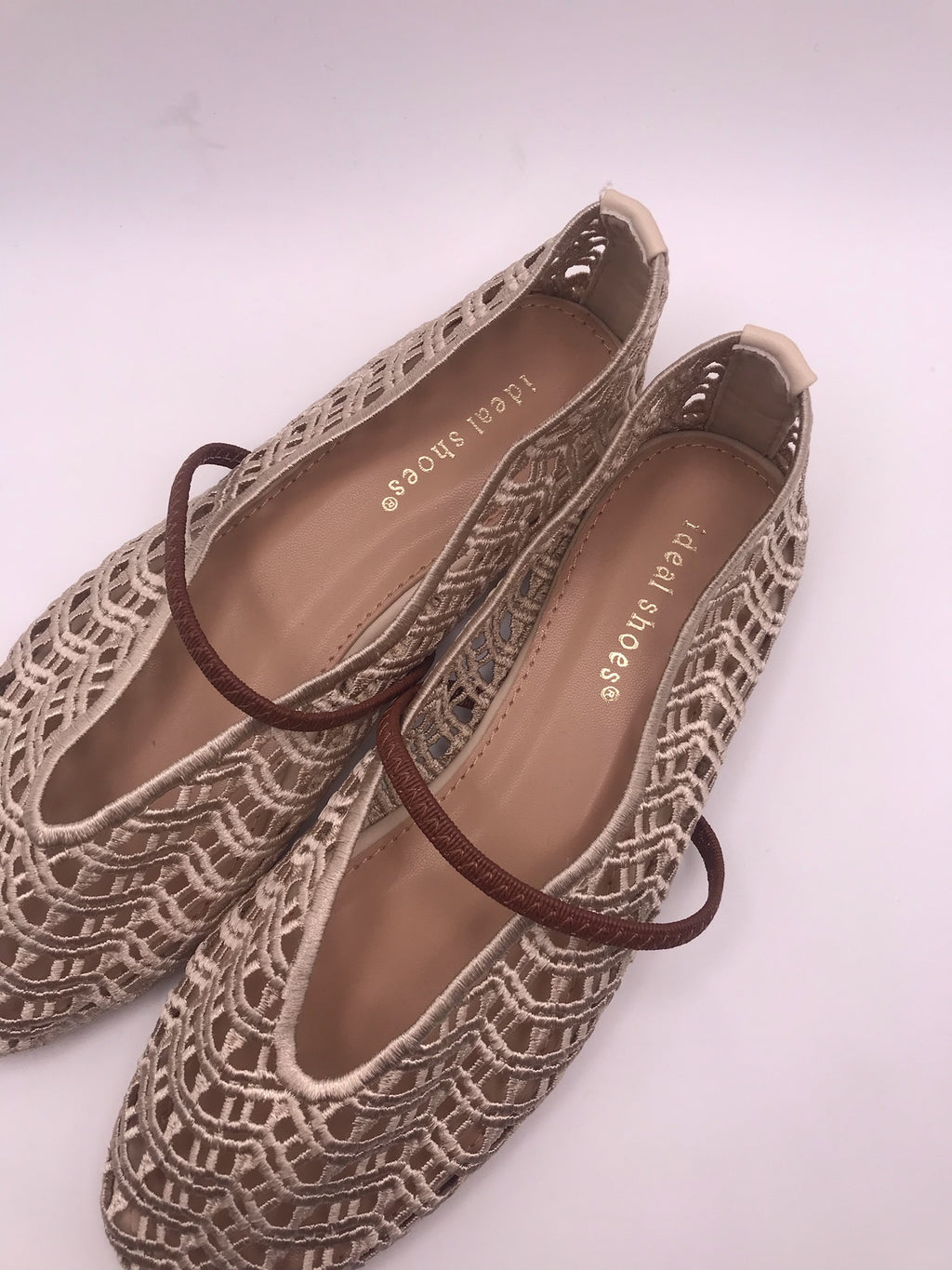 Sapatilhas de senhora em crochê bege Ideal Shoes, sabrinas rasas confortáveis com tira, sapatos casuais de verão respiráveis, novos e elegantes.