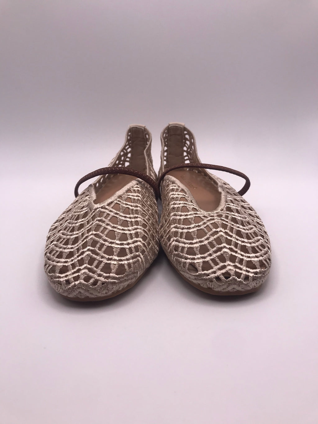 Sapatilhas de senhora em crochê bege Ideal Shoes, sabrinas rasas confortáveis com tira, sapatos casuais de verão respiráveis, novos e elegantes.