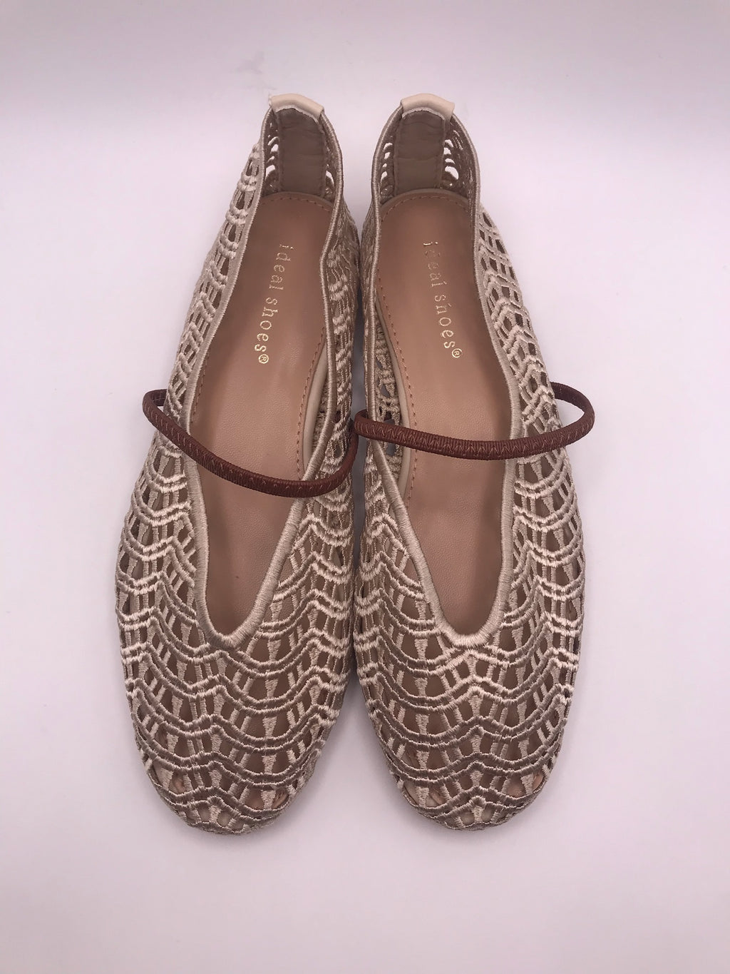 Sapatilhas de senhora em crochê bege Ideal Shoes, sabrinas rasas confortáveis com tira, sapatos casuais de verão respiráveis, novos e elegantes.
