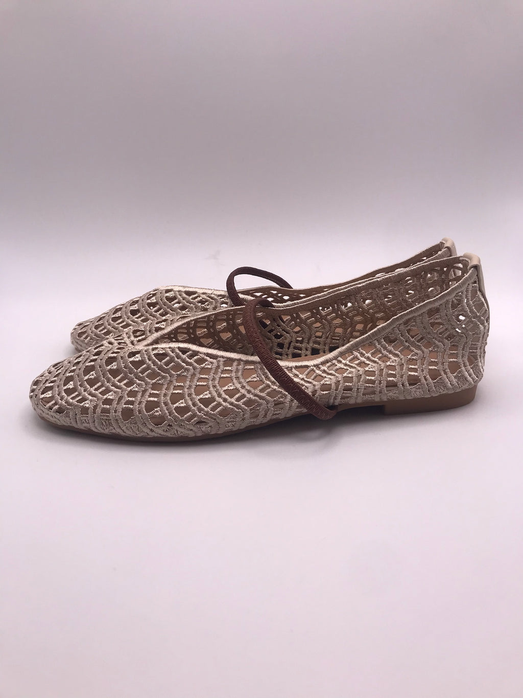 Sapatilhas de senhora em crochê bege Ideal Shoes, sabrinas rasas confortáveis com tira, sapatos casuais de verão respiráveis, novos e elegantes.