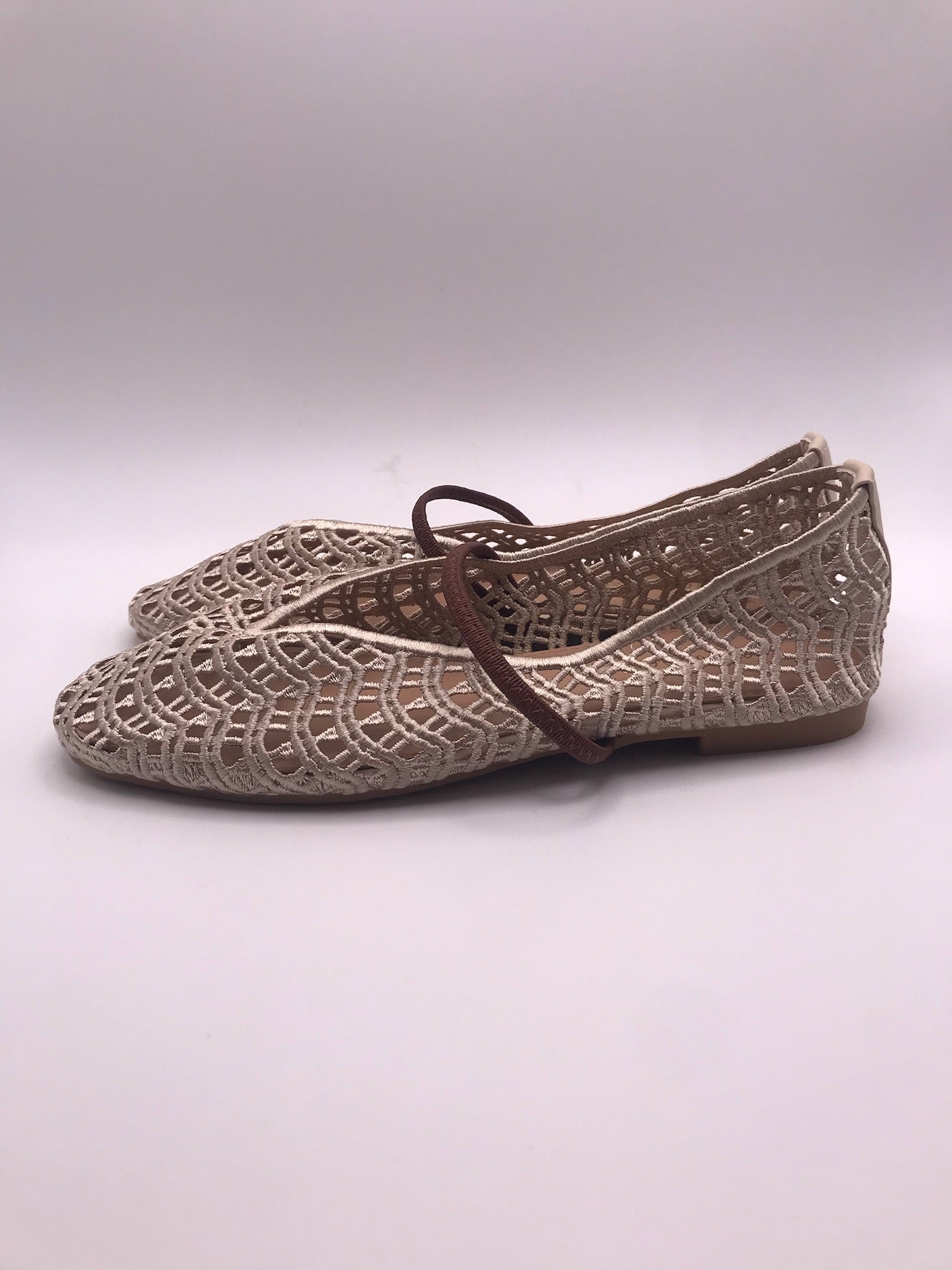 Sapatilhas de senhora em crochê bege Ideal Shoes, sabrinas rasas confortáveis com tira, sapatos casuais de verão respiráveis, novos e elegantes.