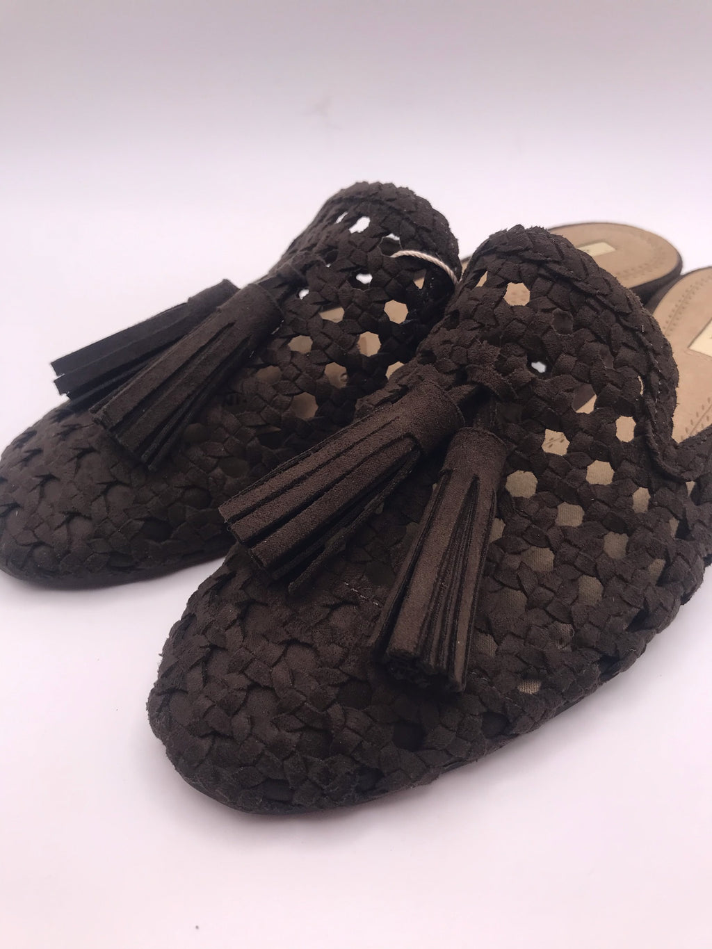 Mules Corina de senhora castanho escuro Cafe em camurça sintética trançada; sapatos rasos casuais, chinelos com detalhe de borlas franja e biqueira fina para o dia a dia