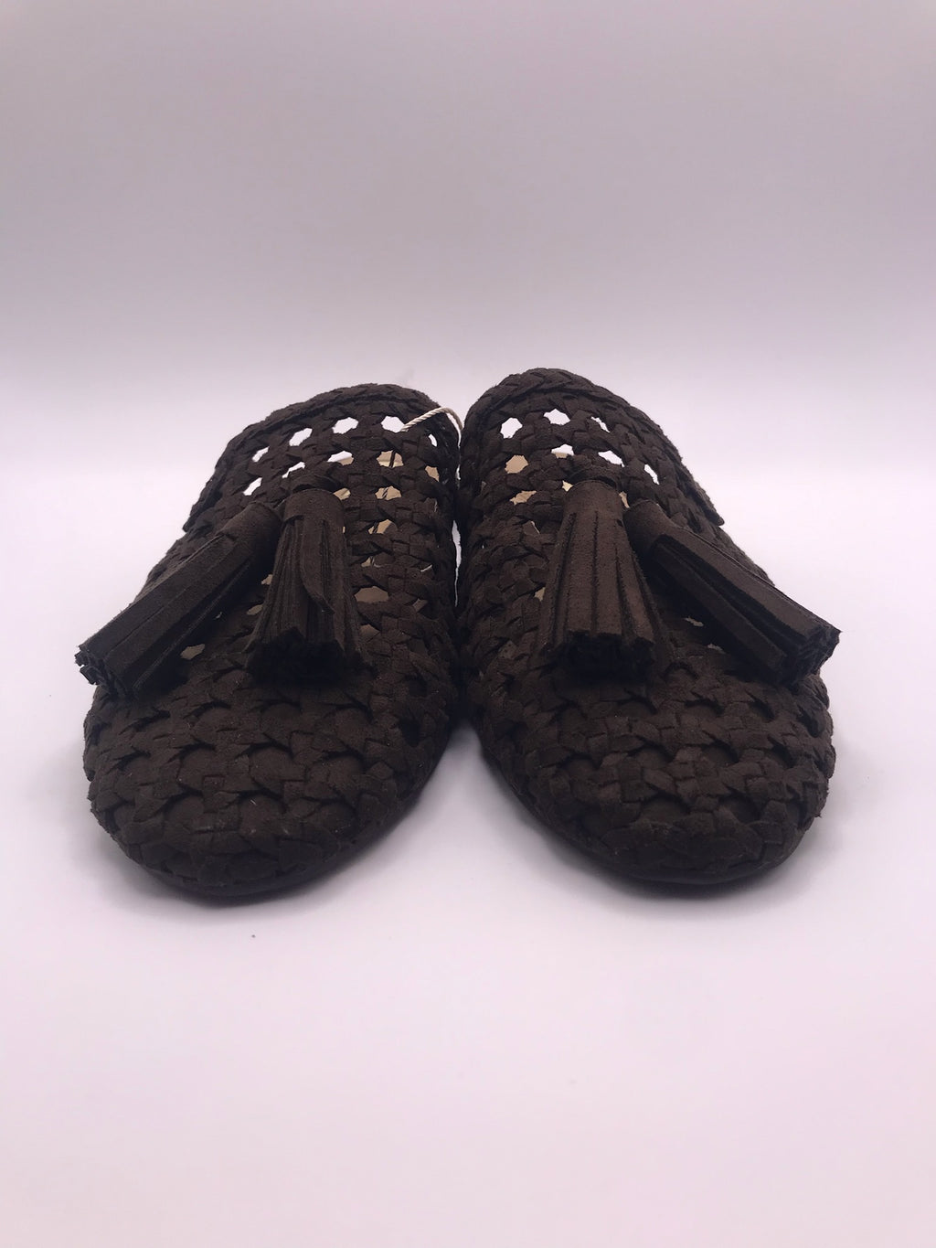 Mules Corina de senhora castanho escuro Cafe em camurça sintética trançada; sapatos rasos casuais, chinelos com detalhe de borlas franja e biqueira fina para o dia a dia