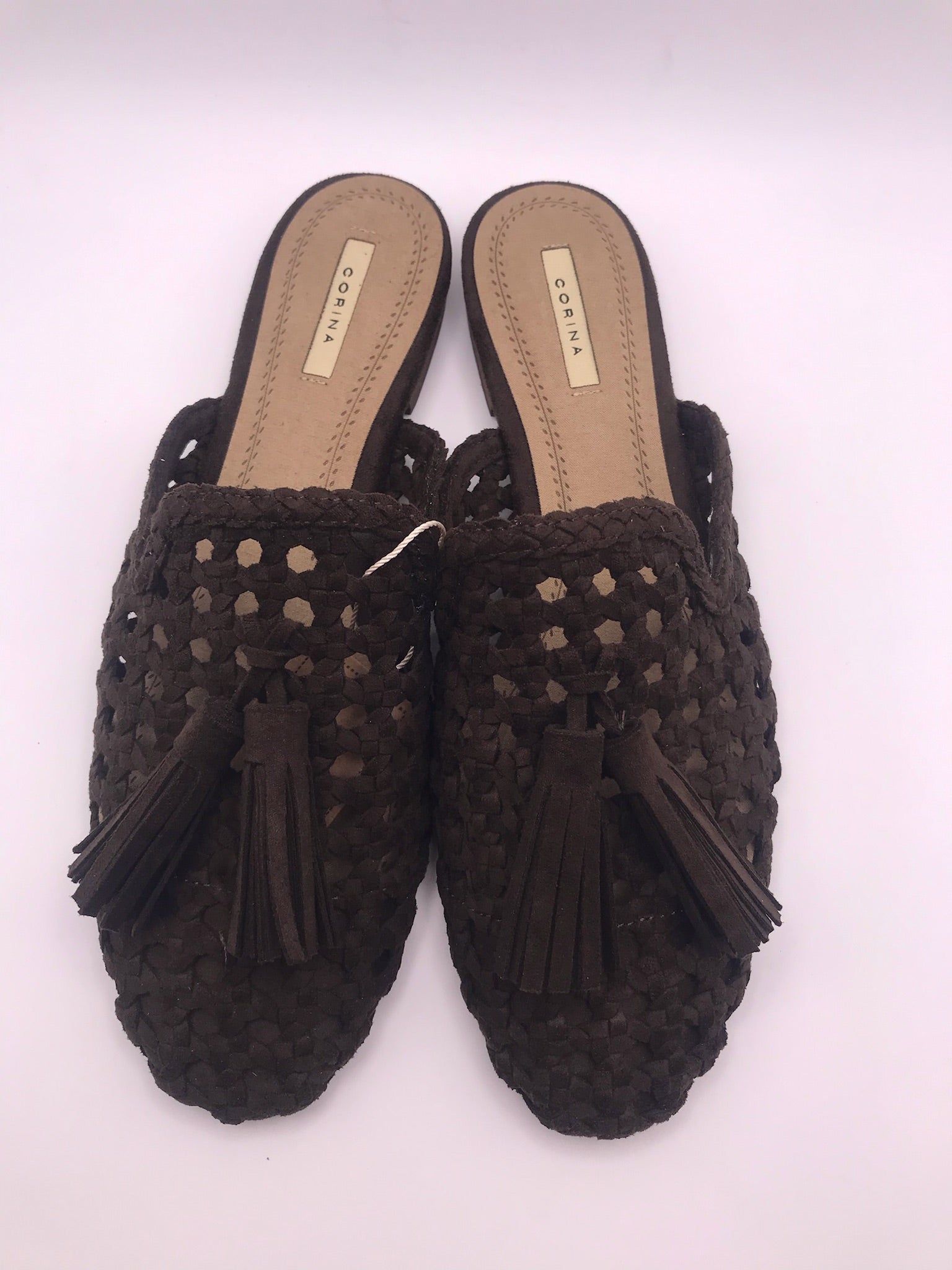 Mules Corina de senhora castanho escuro Cafe em camurça sintética trançada; sapatos rasos casuais, chinelos com detalhe de borlas franja e biqueira fina para o dia a dia