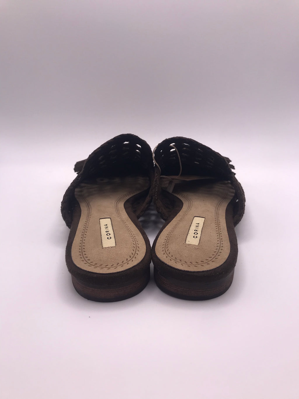 Mules Corina de senhora castanho escuro Cafe em camurça sintética trançada; sapatos rasos casuais, chinelos com detalhe de borlas franja e biqueira fina para o dia a dia