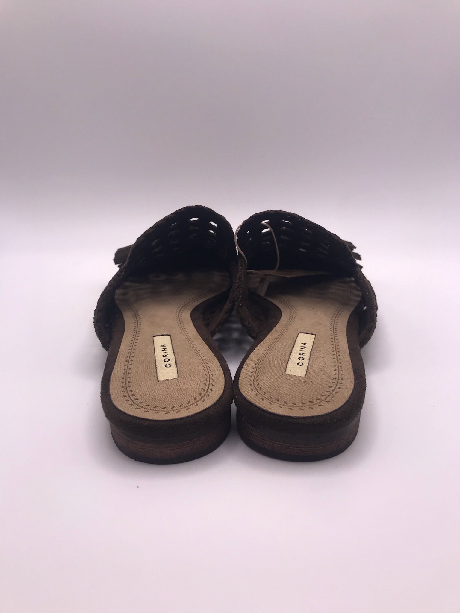 Mules Corina de senhora castanho escuro Cafe em camurça sintética trançada; sapatos rasos casuais, chinelos com detalhe de borlas franja e biqueira fina para o dia a dia