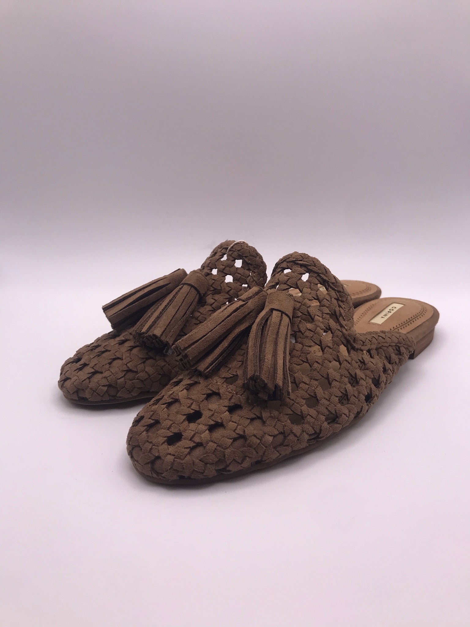 MULE CORINA CASTANHO CARAMELO CAMURÇA FRANJA TECIDO MACRAME CHINELOS RASTEIRINHA SOCAS