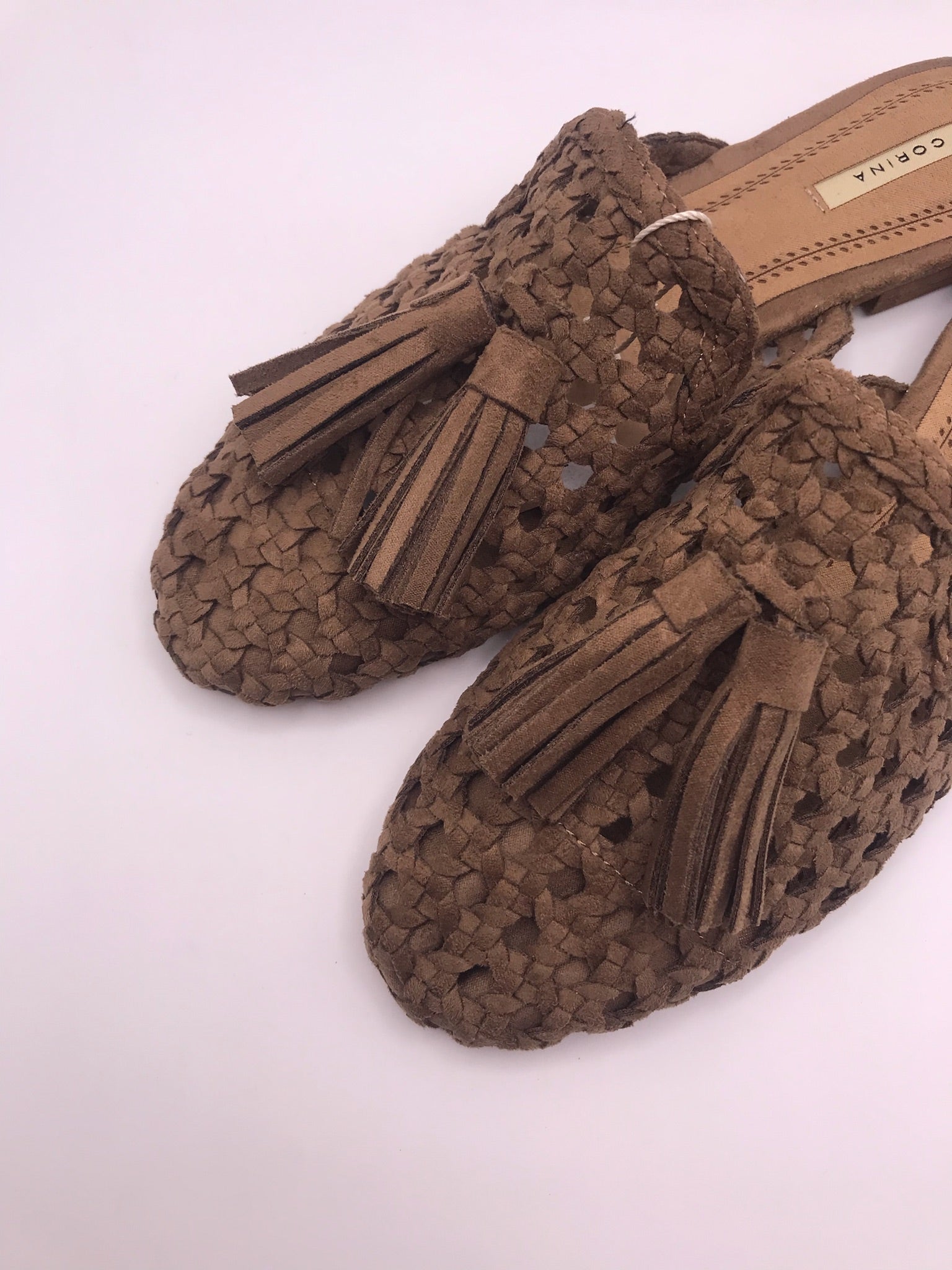 MULE CORINA CASTANHO CARAMELO CAMURÇA FRANJA TECIDO MACRAME CHINELOS RASTEIRINHA SOCAS