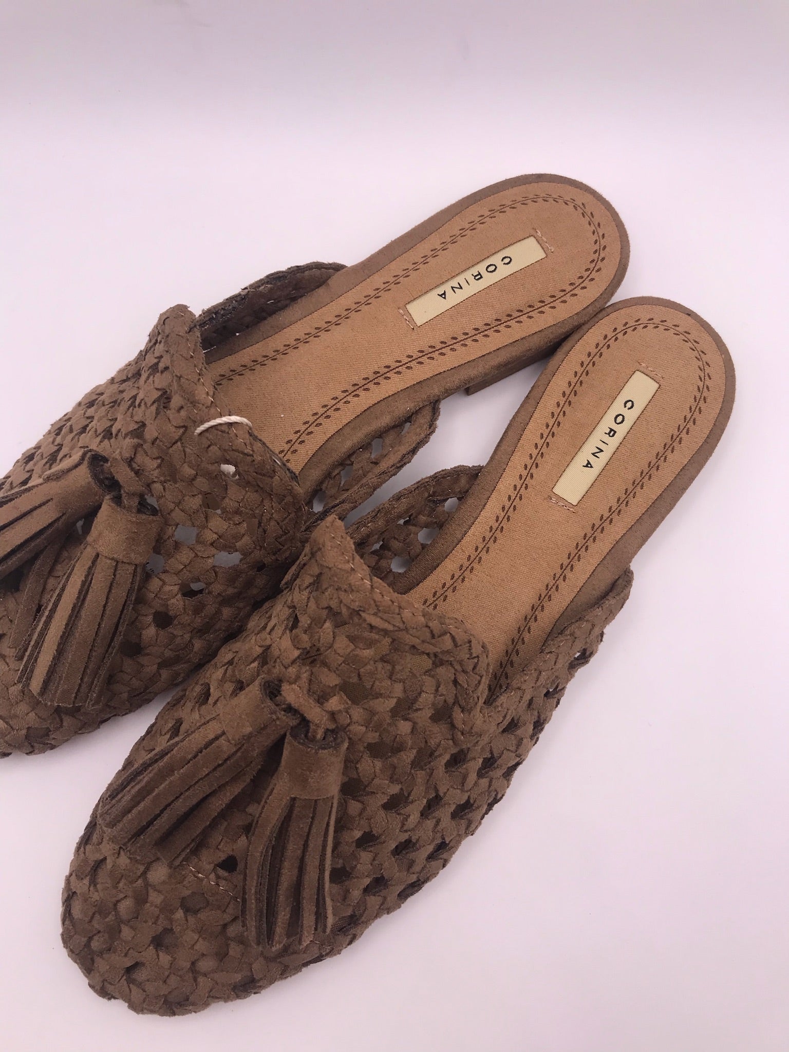 MULE CORINA CASTANHO CARAMELO CAMURÇA FRANJA TECIDO MACRAME CHINELOS RASTEIRINHA SOCAS