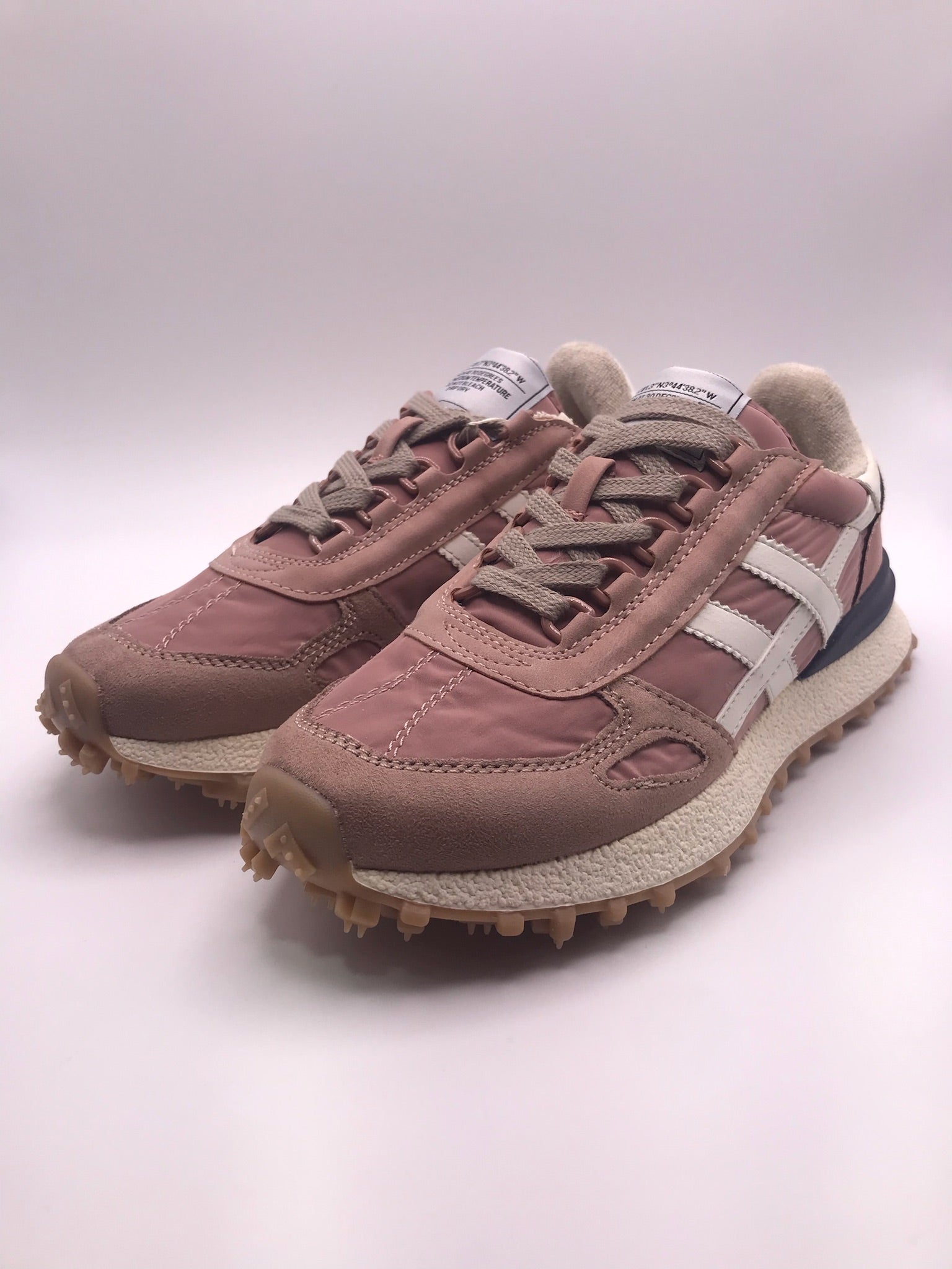 Ténis Desportivos Unissexo Brancos Rosa e Bege com Sola Tratorada de Cânhamo; Sapatilhas de Corrida Retro com Painéis de Camurça Bege e Riscas Brancas Vintage; Calçado Casual Confortável para Caminhada e Ginásio; Sneakers Urbanos Estilo Clássico