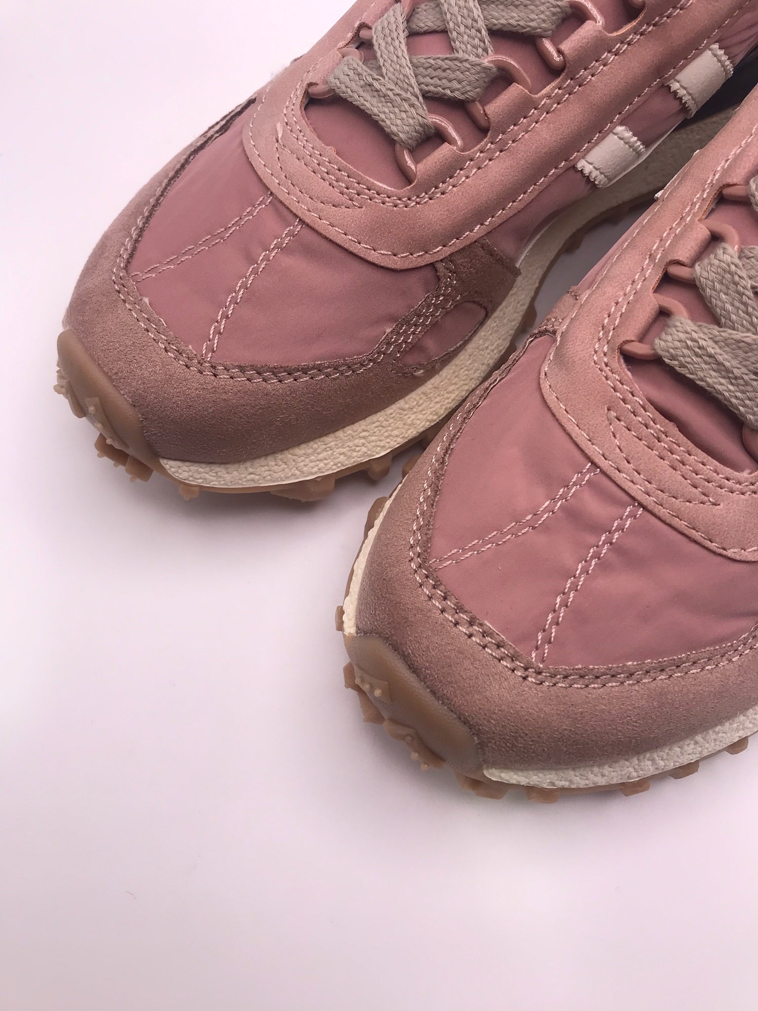 Ténis Desportivos Unissexo Brancos Rosa e Bege com Sola Tratorada de Cânhamo; Sapatilhas de Corrida Retro com Painéis de Camurça Bege e Riscas Brancas Vintage; Calçado Casual Confortável para Caminhada e Ginásio; Sneakers Urbanos Estilo Clássico