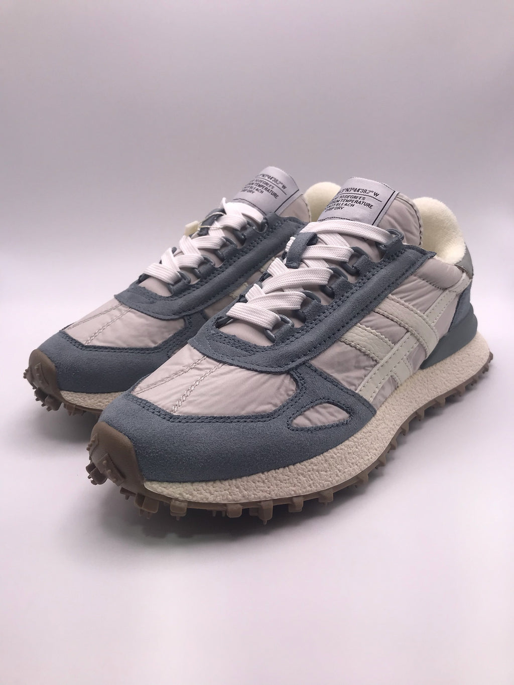 Ténis Desportivos Unissexo Brancos Azul e Cinza com Sola Tratorada de Cânhamo; Sapatilhas de Corrida Retro com Painéis de Camurça Cinza e Riscas Brancas Vintage; Calçado Casual Confortável para Caminhada e Ginásio; Sneakers Urbanos Estilo Clássico