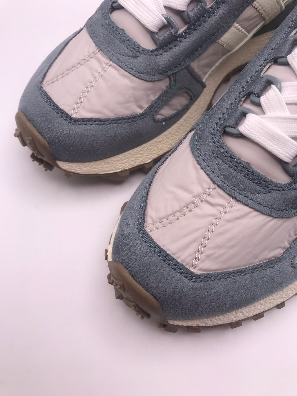 Ténis Desportivos Unissexo Brancos Azul e Cinza com Sola Tratorada de Cânhamo; Sapatilhas de Corrida Retro com Painéis de Camurça Cinza e Riscas Brancas Vintage; Calçado Casual Confortável para Caminhada e Ginásio; Sneakers Urbanos Estilo Clássico