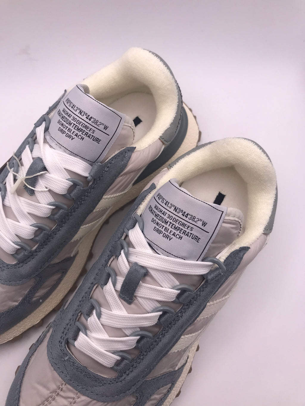 Ténis Desportivos Unissexo Brancos Azul e Cinza com Sola Tratorada de Cânhamo; Sapatilhas de Corrida Retro com Painéis de Camurça Cinza e Riscas Brancas Vintage; Calçado Casual Confortável para Caminhada e Ginásio; Sneakers Urbanos Estilo Clássico
