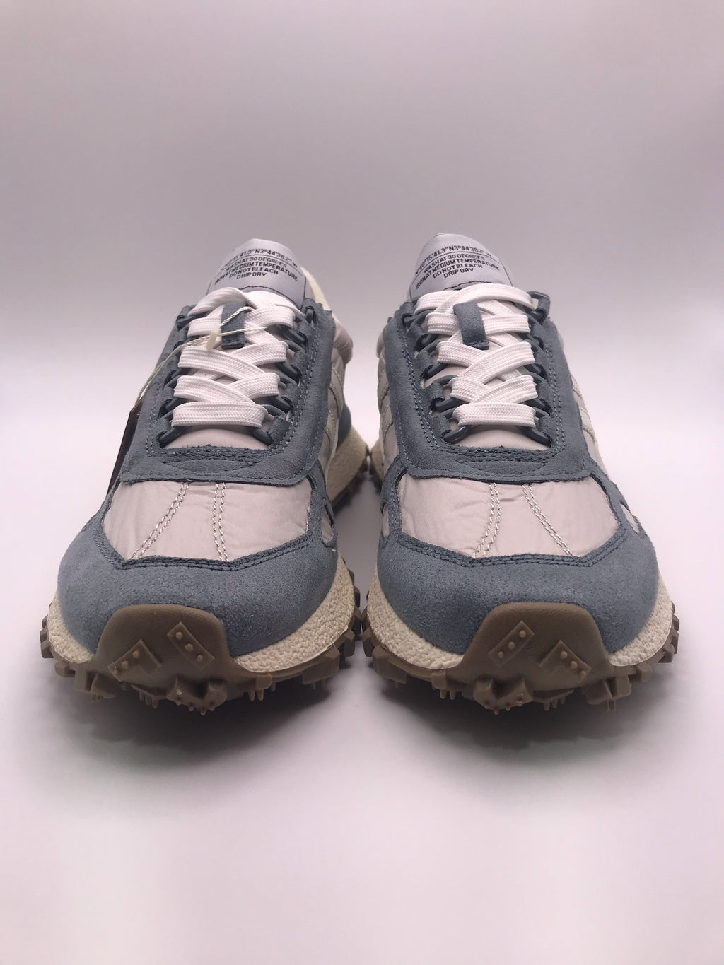 Ténis Desportivos Unissexo Brancos Azul e Cinza com Sola Tratorada de Cânhamo; Sapatilhas de Corrida Retro com Painéis de Camurça Cinza e Riscas Brancas Vintage; Calçado Casual Confortável para Caminhada e Ginásio; Sneakers Urbanos Estilo Clássico