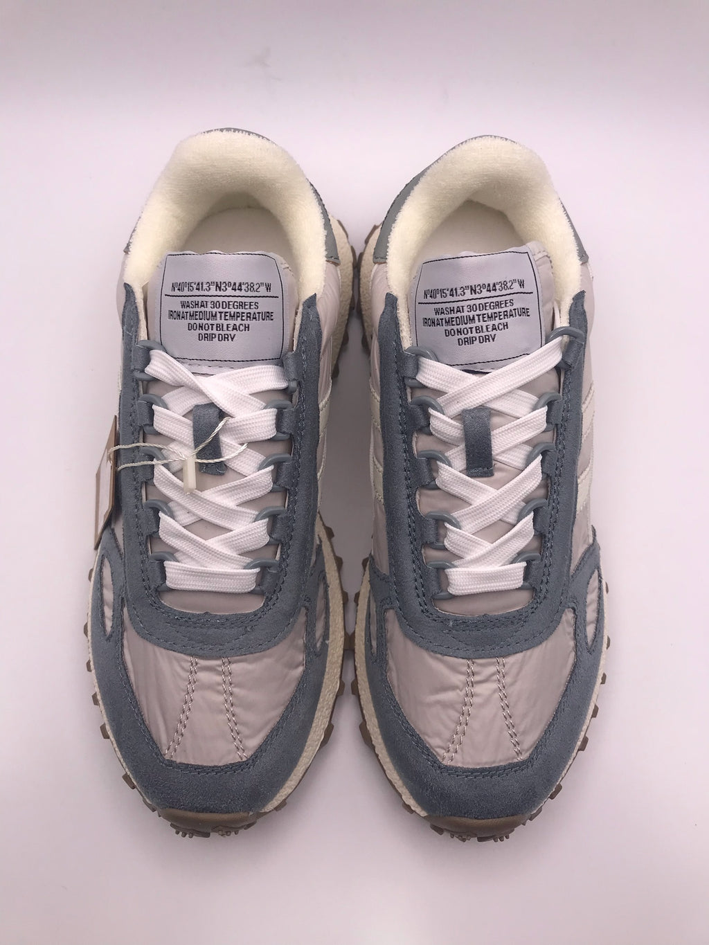Ténis Desportivos Unissexo Brancos Azul e Cinza com Sola Tratorada de Cânhamo; Sapatilhas de Corrida Retro com Painéis de Camurça Cinza e Riscas Brancas Vintage; Calçado Casual Confortável para Caminhada e Ginásio; Sneakers Urbanos Estilo Clássico