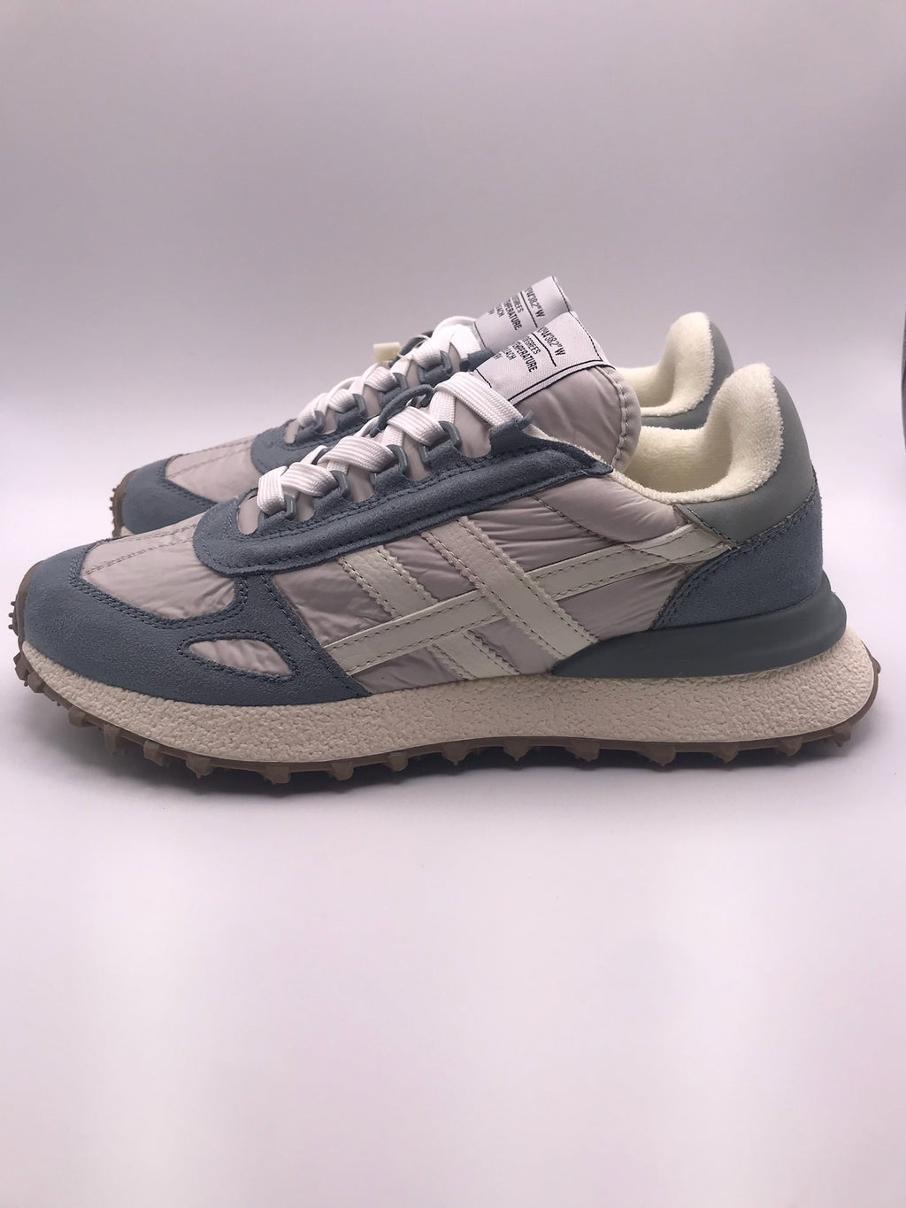 Ténis Desportivos Unissexo Brancos Azul e Cinza com Sola Tratorada de Cânhamo; Sapatilhas de Corrida Retro com Painéis de Camurça Cinza e Riscas Brancas Vintage; Calçado Casual Confortável para Caminhada e Ginásio; Sneakers Urbanos Estilo Clássico