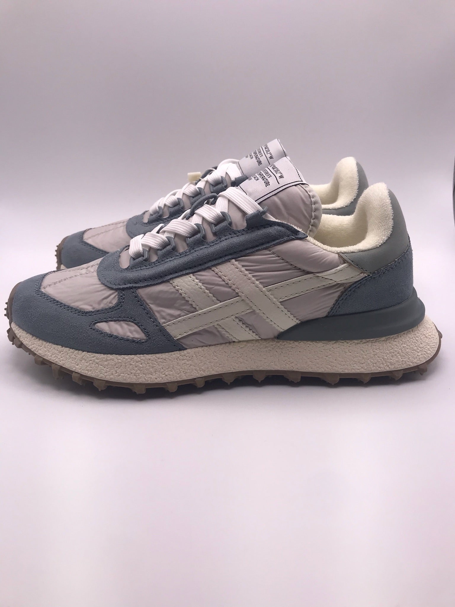 Ténis Desportivos Unissexo Brancos Azul e Cinza com Sola Tratorada de Cânhamo; Sapatilhas de Corrida Retro com Painéis de Camurça Cinza e Riscas Brancas Vintage; Calçado Casual Confortável para Caminhada e Ginásio; Sneakers Urbanos Estilo Clássico