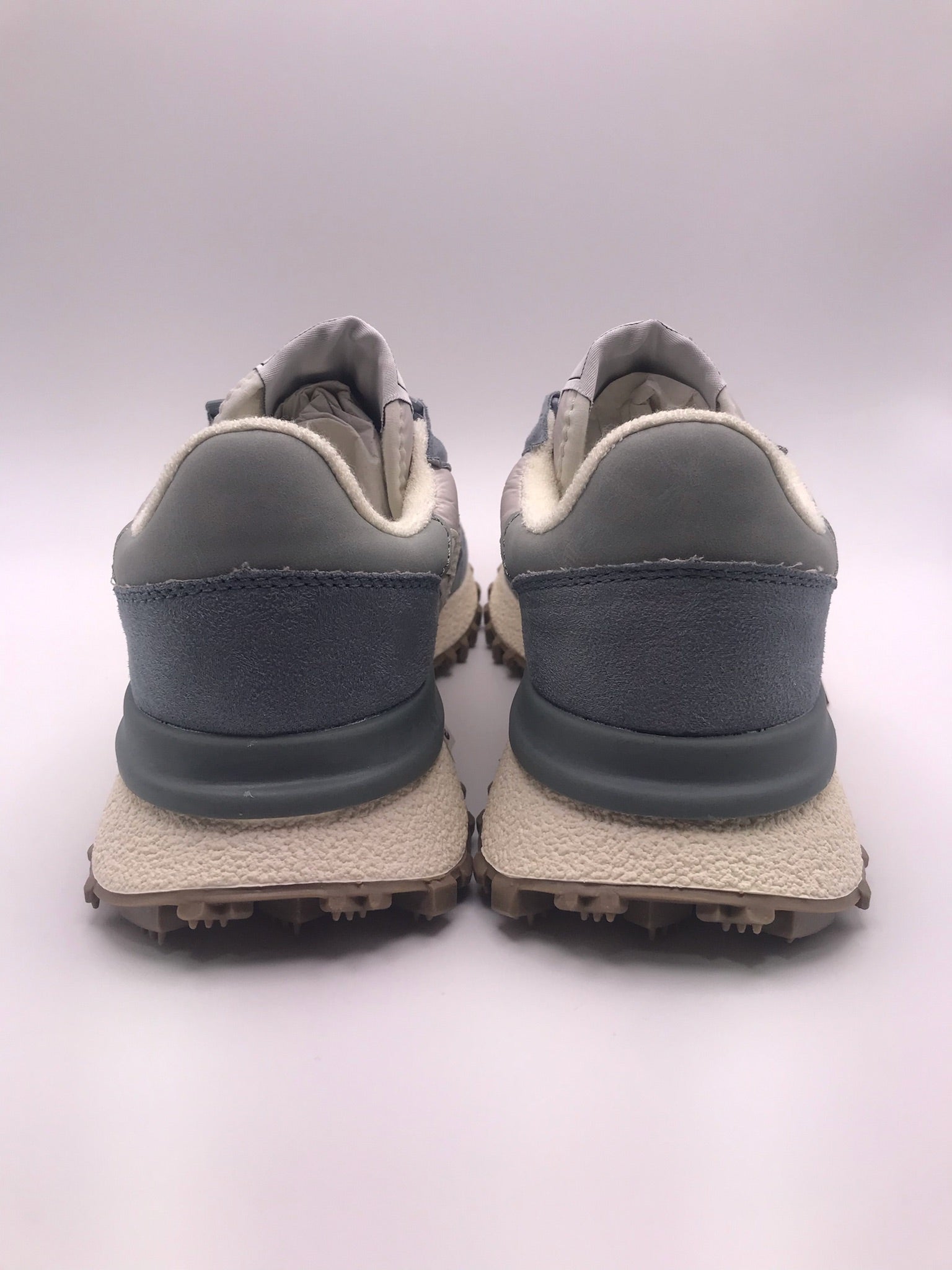 Ténis Desportivos Unissexo Brancos Azul e Cinza com Sola Tratorada de Cânhamo; Sapatilhas de Corrida Retro com Painéis de Camurça Cinza e Riscas Brancas Vintage; Calçado Casual Confortável para Caminhada e Ginásio; Sneakers Urbanos Estilo Clássico
