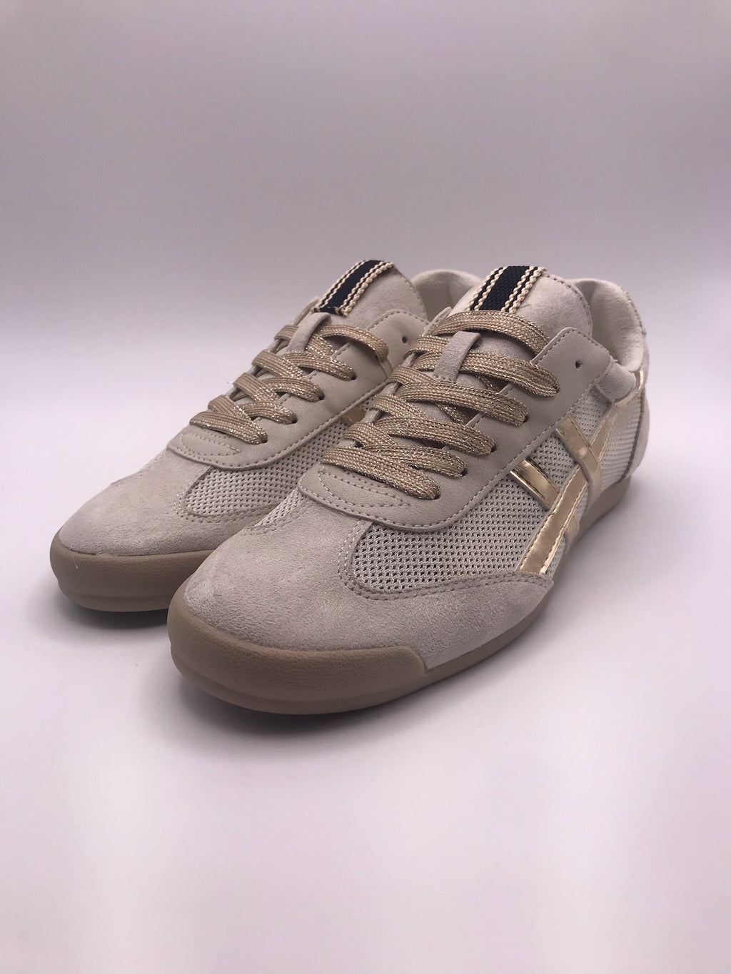 Ténis Corina de senhora casuais em bege e dourado Platino; sapatos femininos respiráveis de verão com atacadores brilhantes e sola rasa confortáveis para o dia a dia