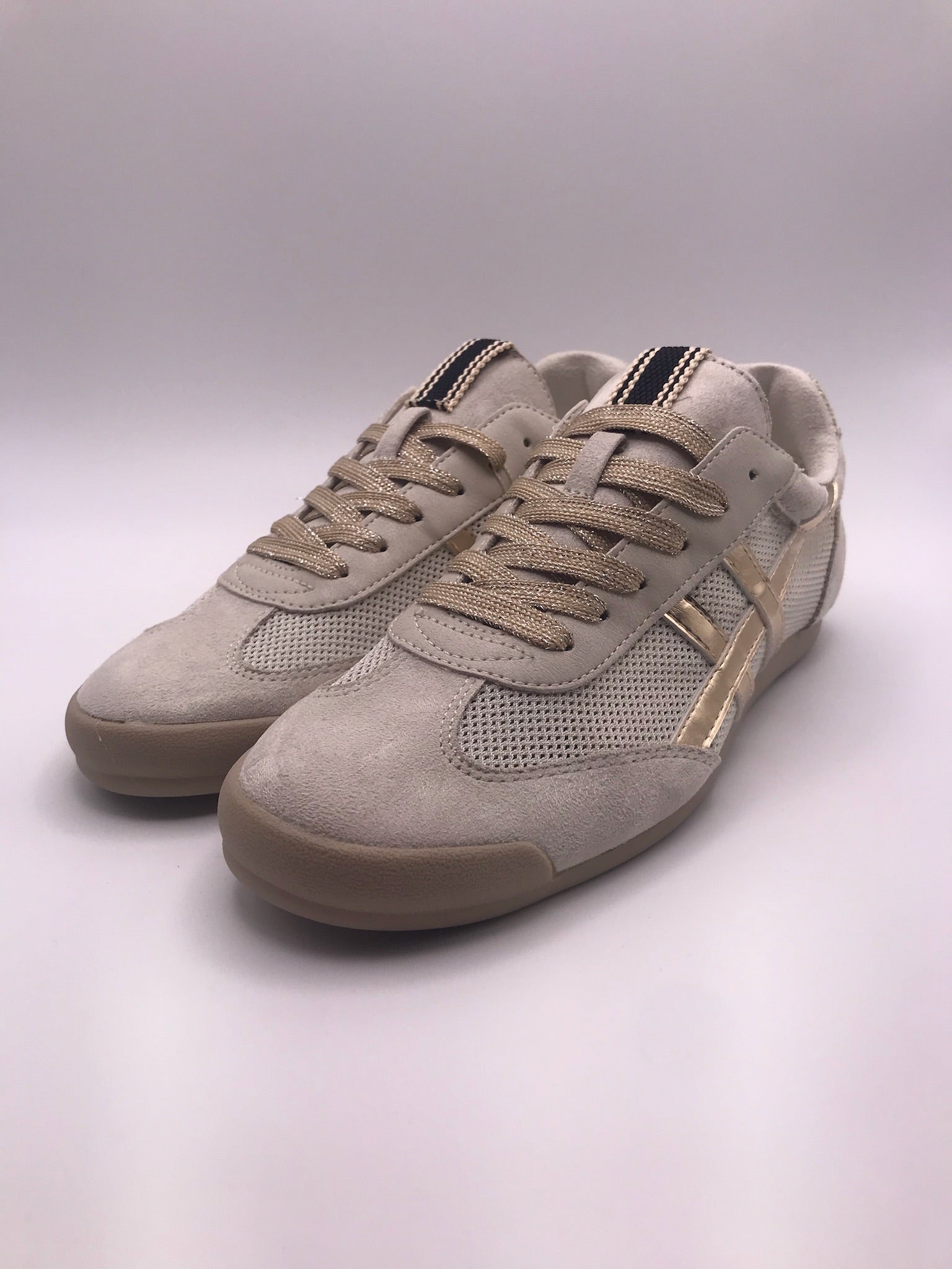 Ténis Corina de senhora casuais em bege e dourado Platino; sapatos femininos respiráveis de verão com atacadores brilhantes e sola rasa confortáveis para o dia a dia