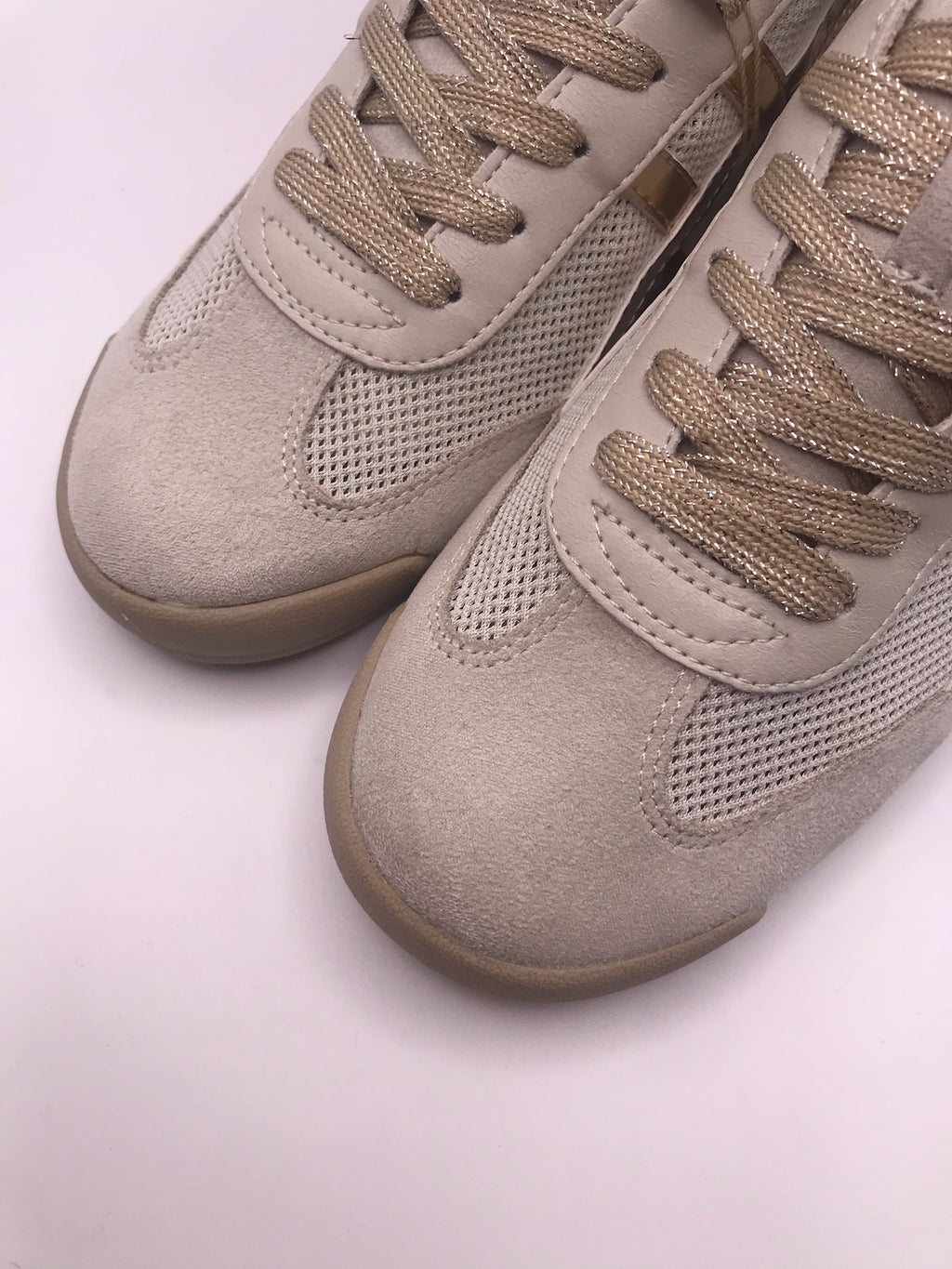 Ténis Corina de senhora casuais em bege e dourado Platino; sapatos femininos respiráveis de verão com atacadores brilhantes e sola rasa confortáveis para o dia a dia
