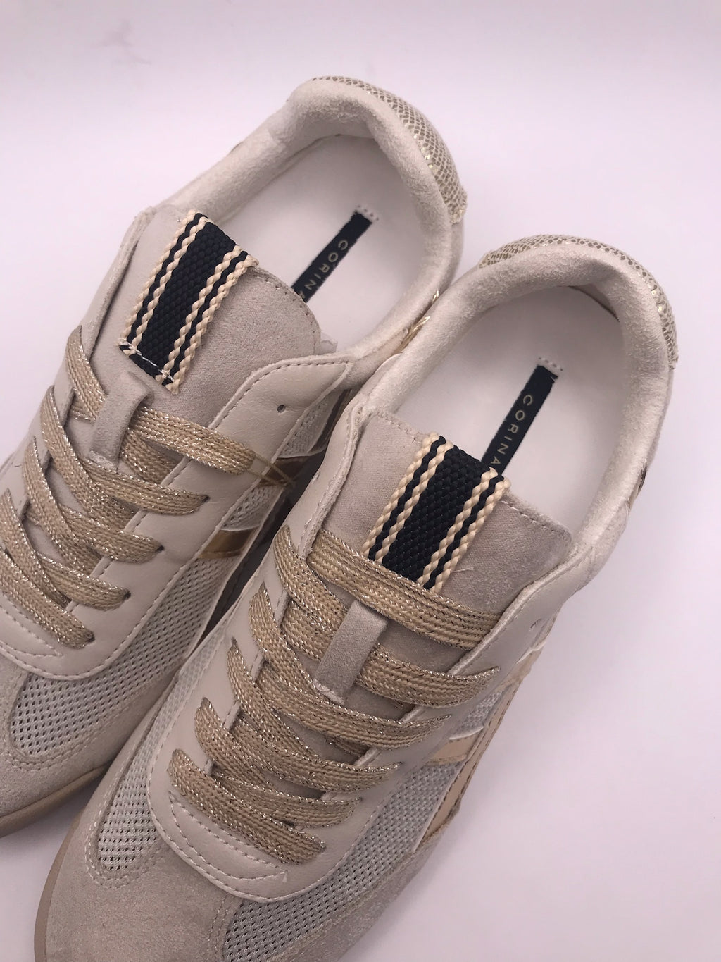 Ténis Corina de senhora casuais em bege e dourado Platino; sapatos femininos respiráveis de verão com atacadores brilhantes e sola rasa confortáveis para o dia a dia