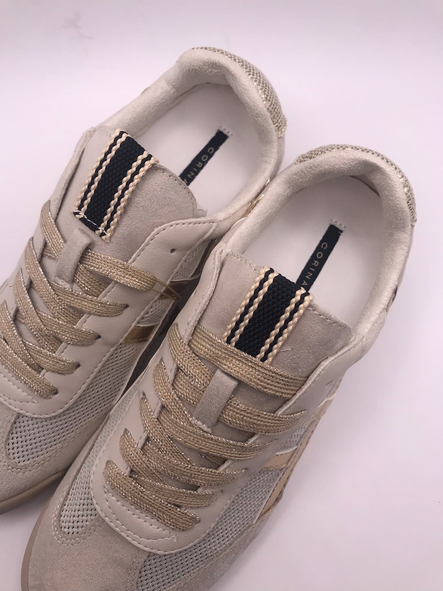 Ténis Corina de senhora casuais em bege e dourado Platino; sapatos femininos respiráveis de verão com atacadores brilhantes e sola rasa confortáveis para o dia a dia
