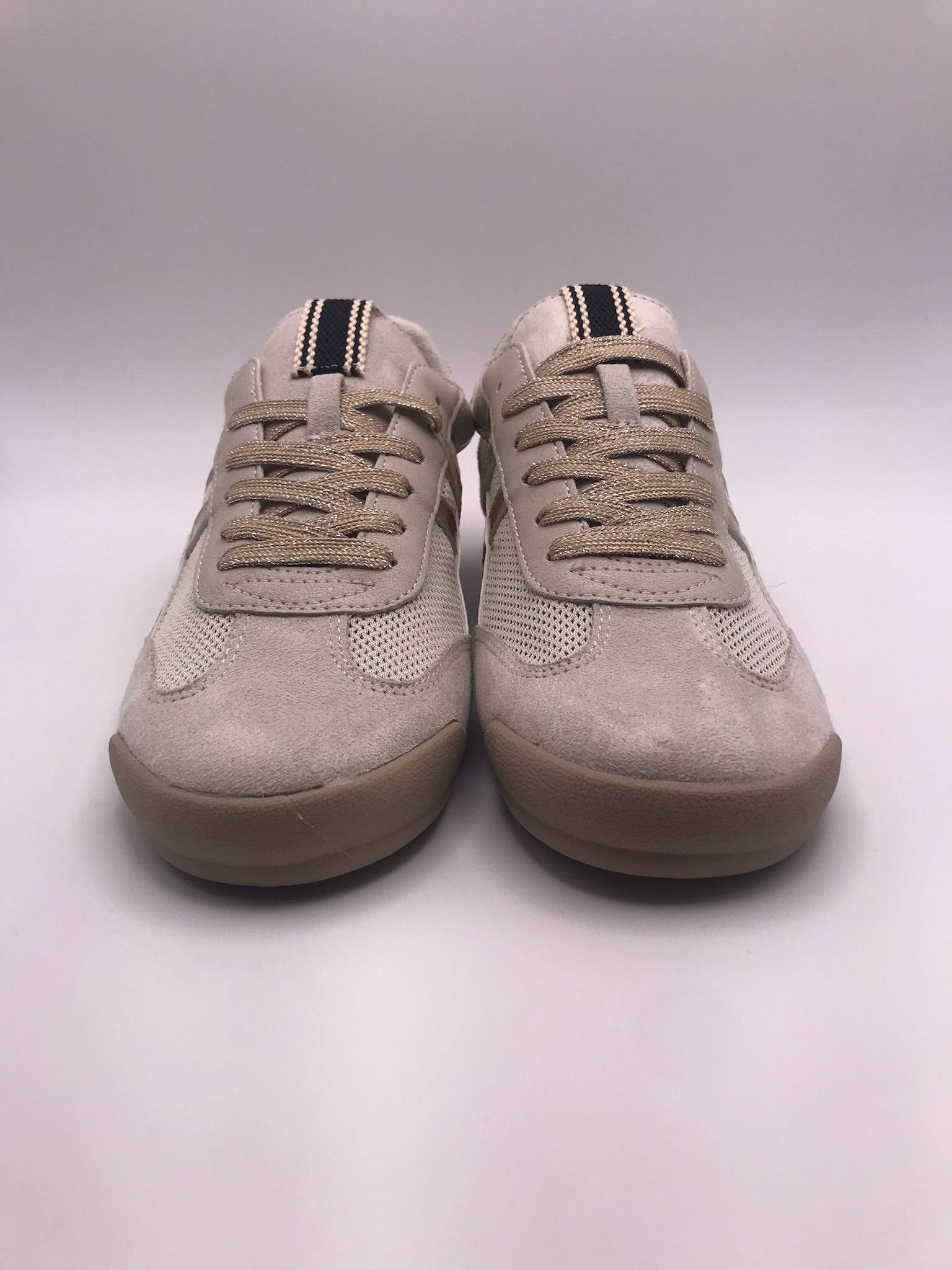 Ténis Corina de senhora casuais em bege e dourado Platino; sapatos femininos respiráveis de verão com atacadores brilhantes e sola rasa confortáveis para o dia a dia