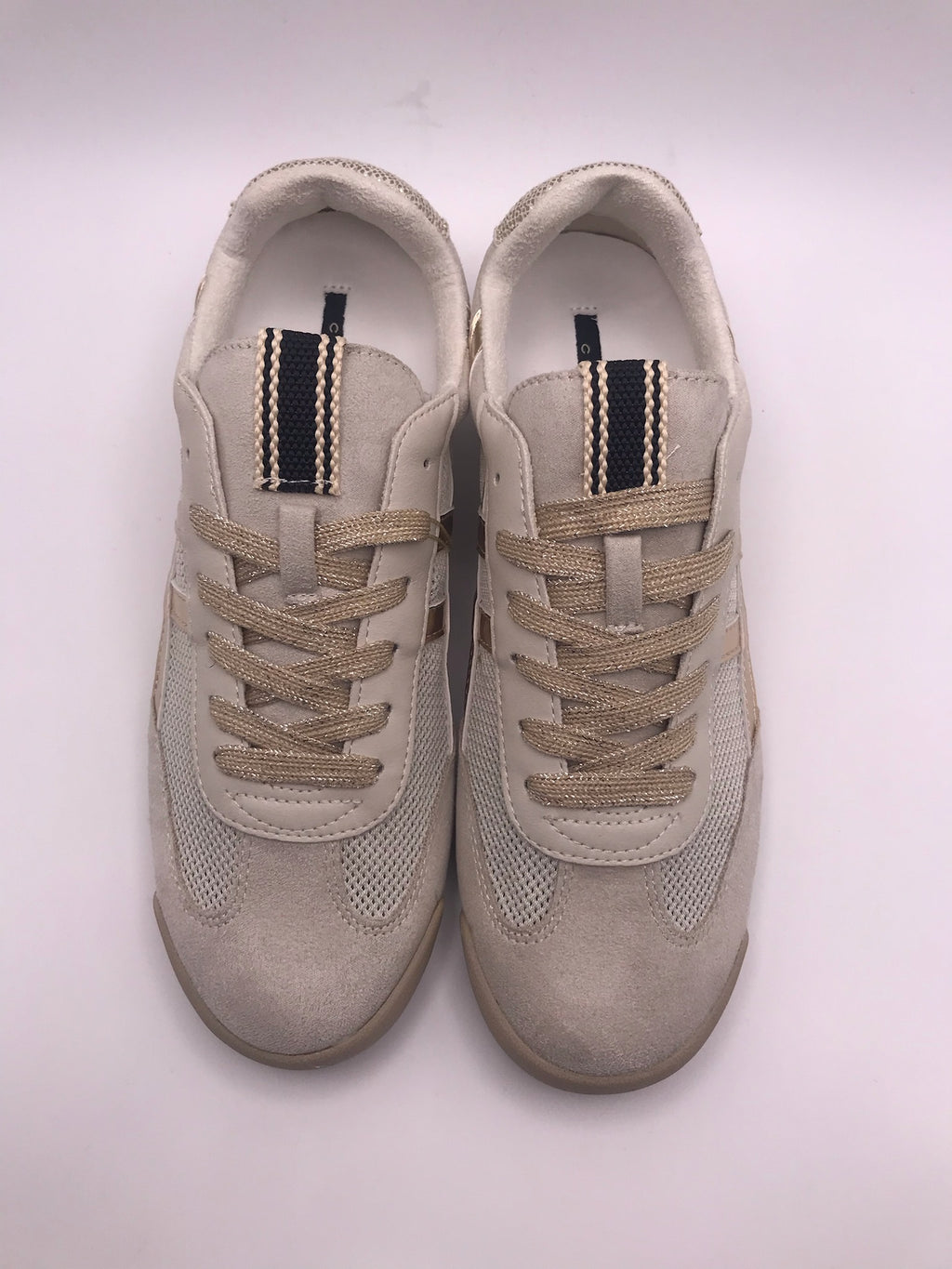 Ténis Corina de senhora casuais em bege e dourado Platino; sapatos femininos respiráveis de verão com atacadores brilhantes e sola rasa confortáveis para o dia a dia