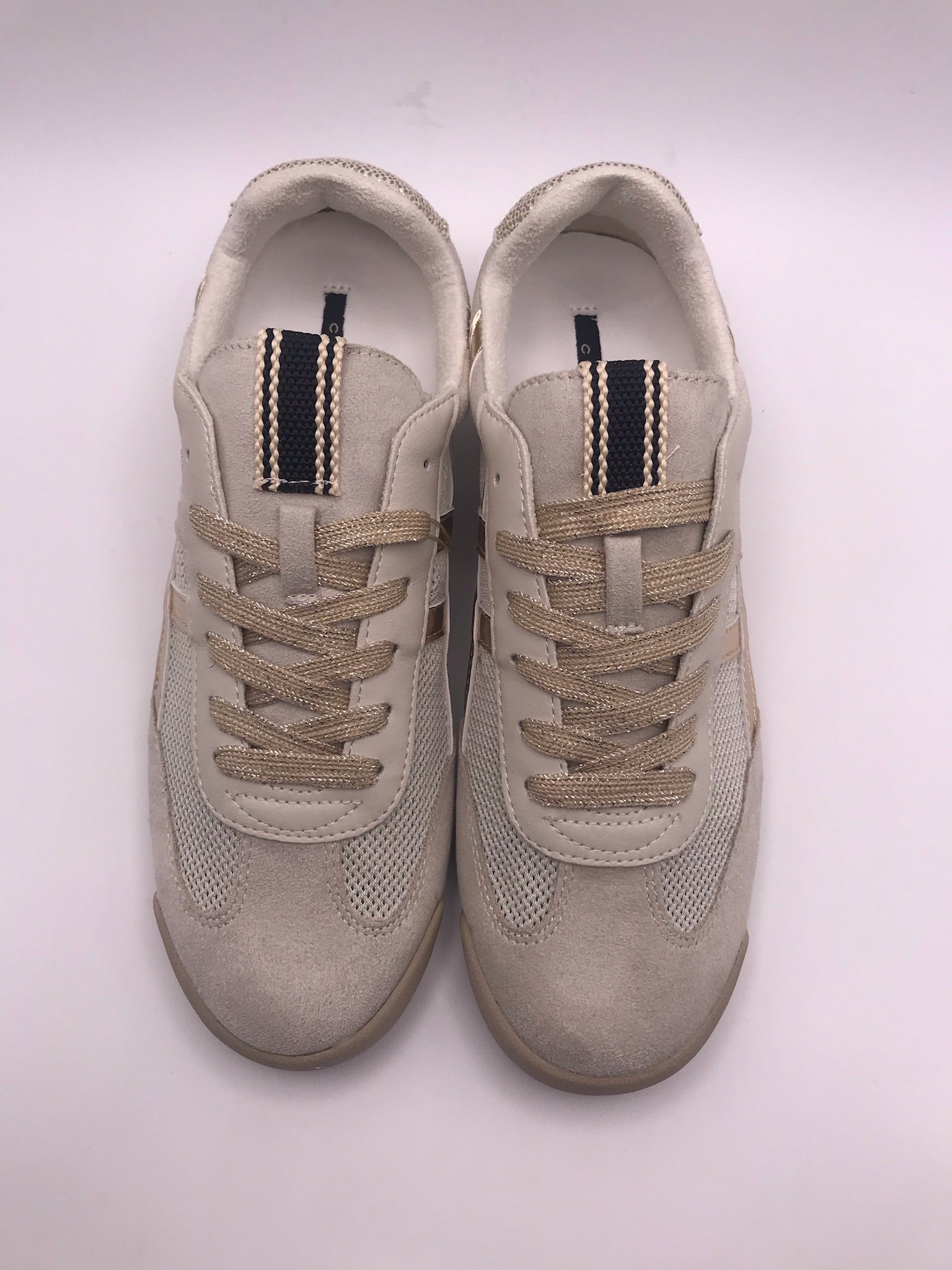 Ténis Corina de senhora casuais em bege e dourado Platino; sapatos femininos respiráveis de verão com atacadores brilhantes e sola rasa confortáveis para o dia a dia