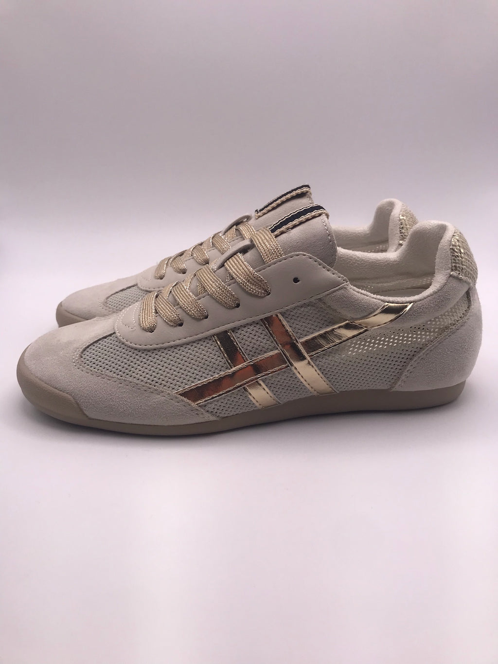 Ténis Corina de senhora casuais em bege e dourado Platino; sapatos femininos respiráveis de verão com atacadores brilhantes e sola rasa confortáveis para o dia a dia