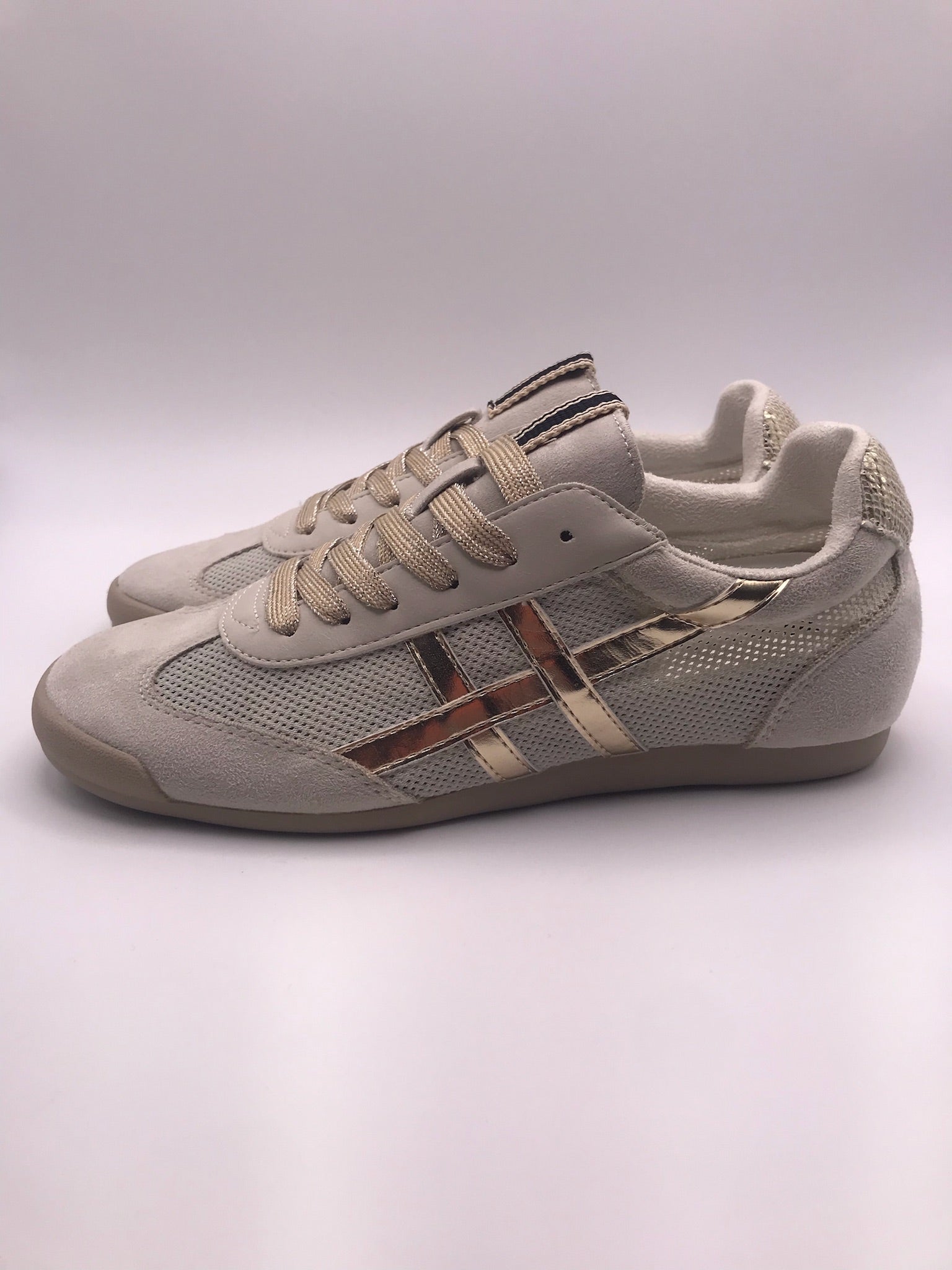 Ténis Corina de senhora casuais em bege e dourado Platino; sapatos femininos respiráveis de verão com atacadores brilhantes e sola rasa confortáveis para o dia a dia